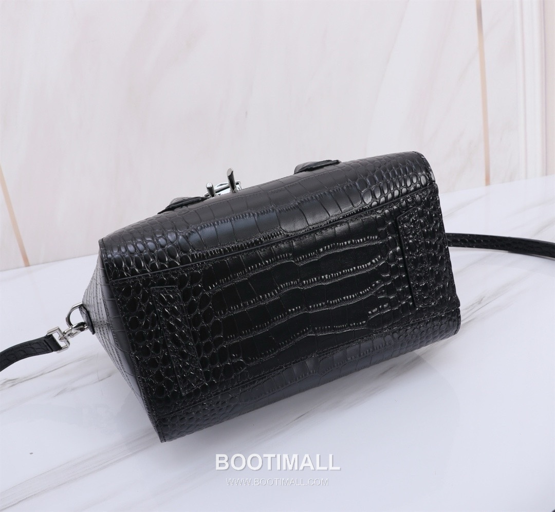 Givenchy Antigona Patent Calfskin Top Handle Bag with Padlock Detail and Magnetic Closure 지방시 안티고나 페이턴트 카프스킨 패드락 마그네틱 탑핸들백 199115 22cm 4