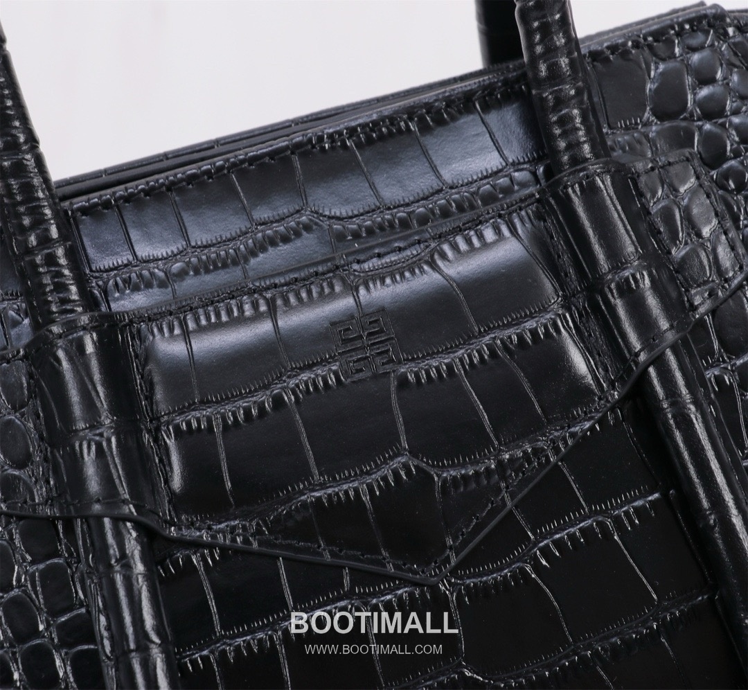 Givenchy Antigona Patent Calfskin Top Handle Bag with Padlock Detail and Magnetic Closure 지방시 안티고나 페이턴트 카프스킨 패드락 마그네틱 탑핸들백 199115 22cm 5