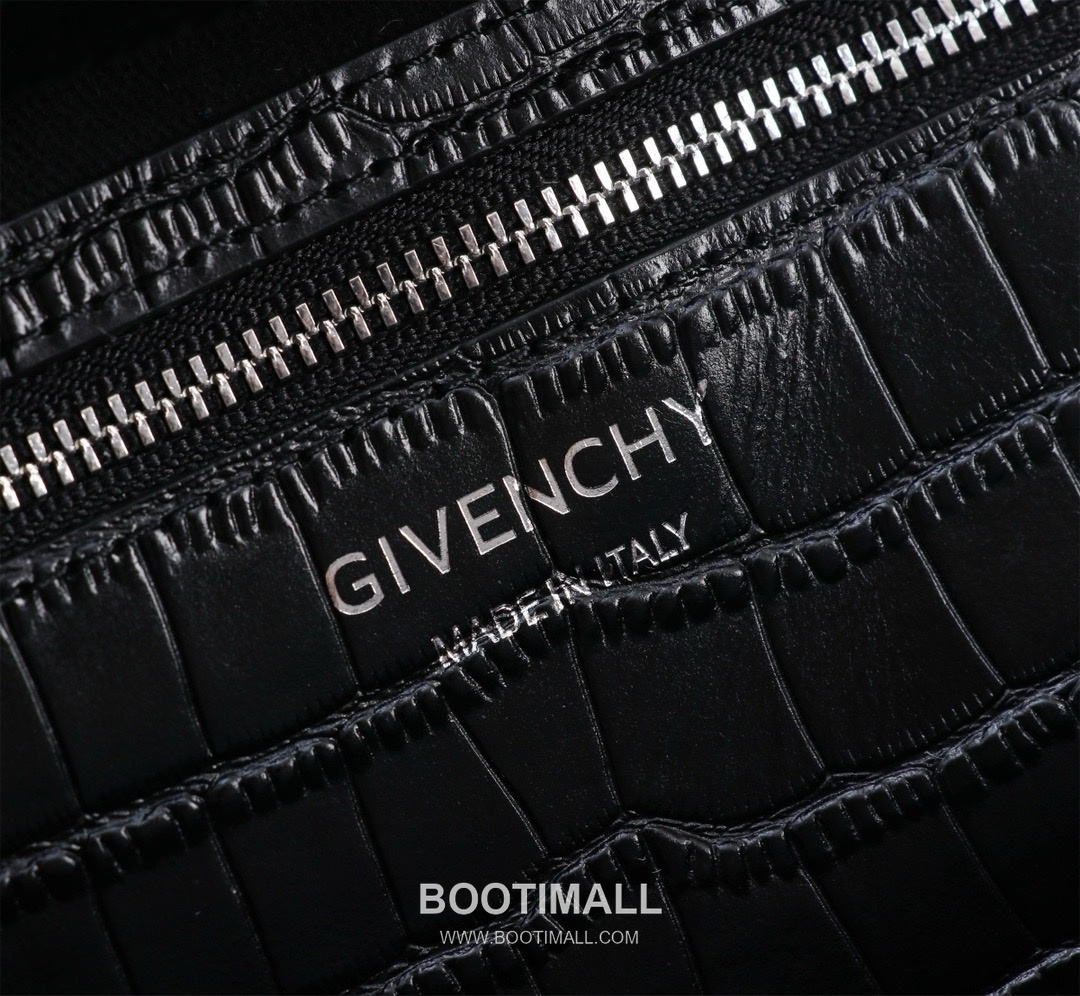 Givenchy Antigona Patent Calfskin Top Handle Bag with Padlock Detail and Magnetic Closure 지방시 안티고나 페이턴트 카프스킨 패드락 마그네틱 탑핸들백 199115 22cm 9