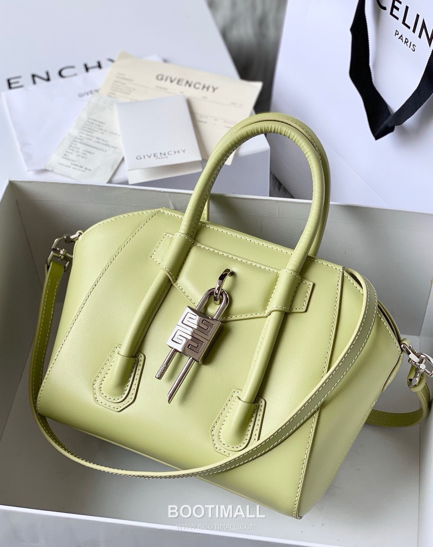 Givenchy Antigona Patent Calfskin Top Handle Bag with Padlock Detail and Magnetic Closure 지방시 안티고나 페이턴트 카프스킨 패드락 마그네틱 탑핸들백 199115 22cm 1
