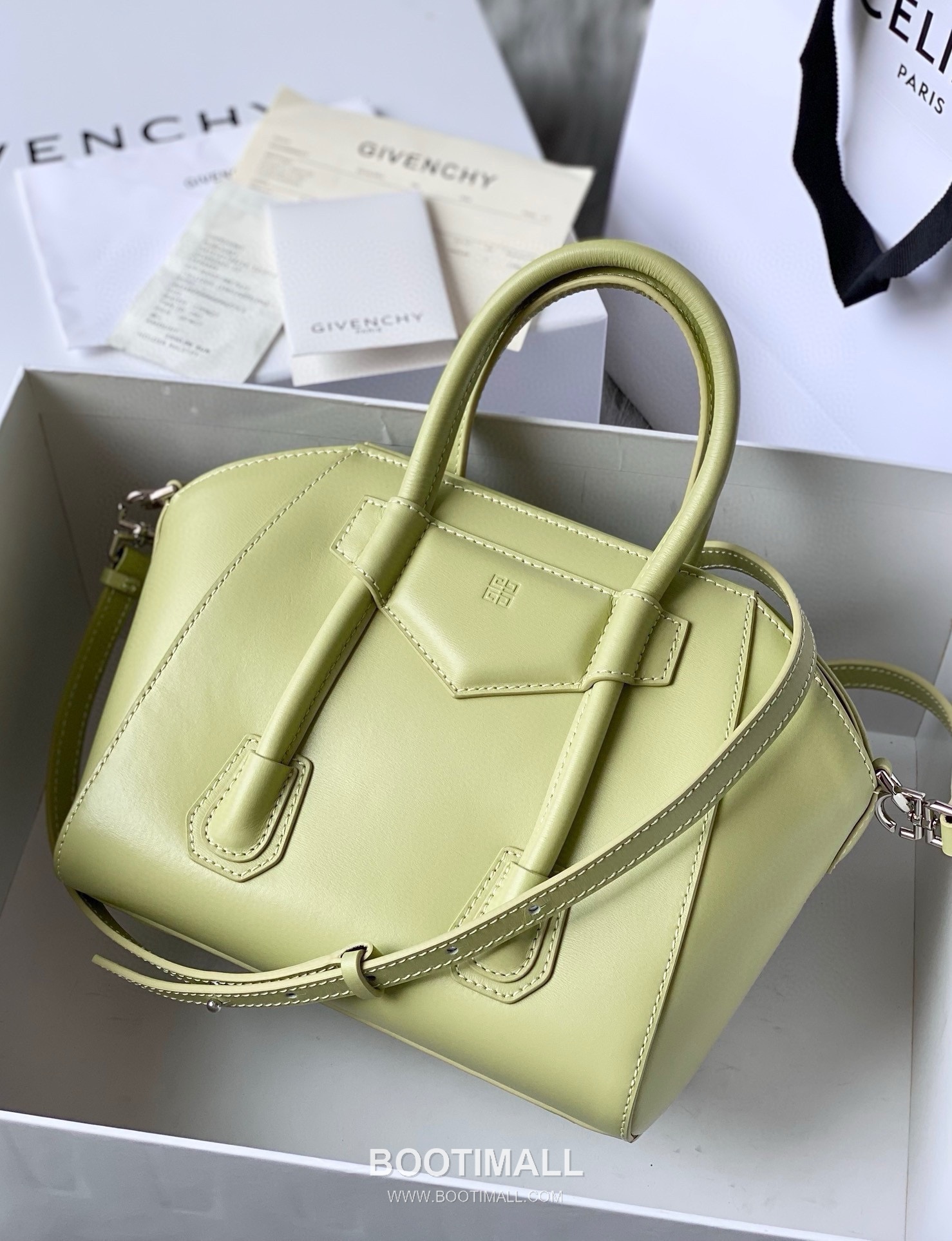 Givenchy Antigona Patent Calfskin Top Handle Bag with Padlock Detail and Magnetic Closure 지방시 안티고나 페이턴트 카프스킨 패드락 마그네틱 탑핸들백 199115 22cm 2