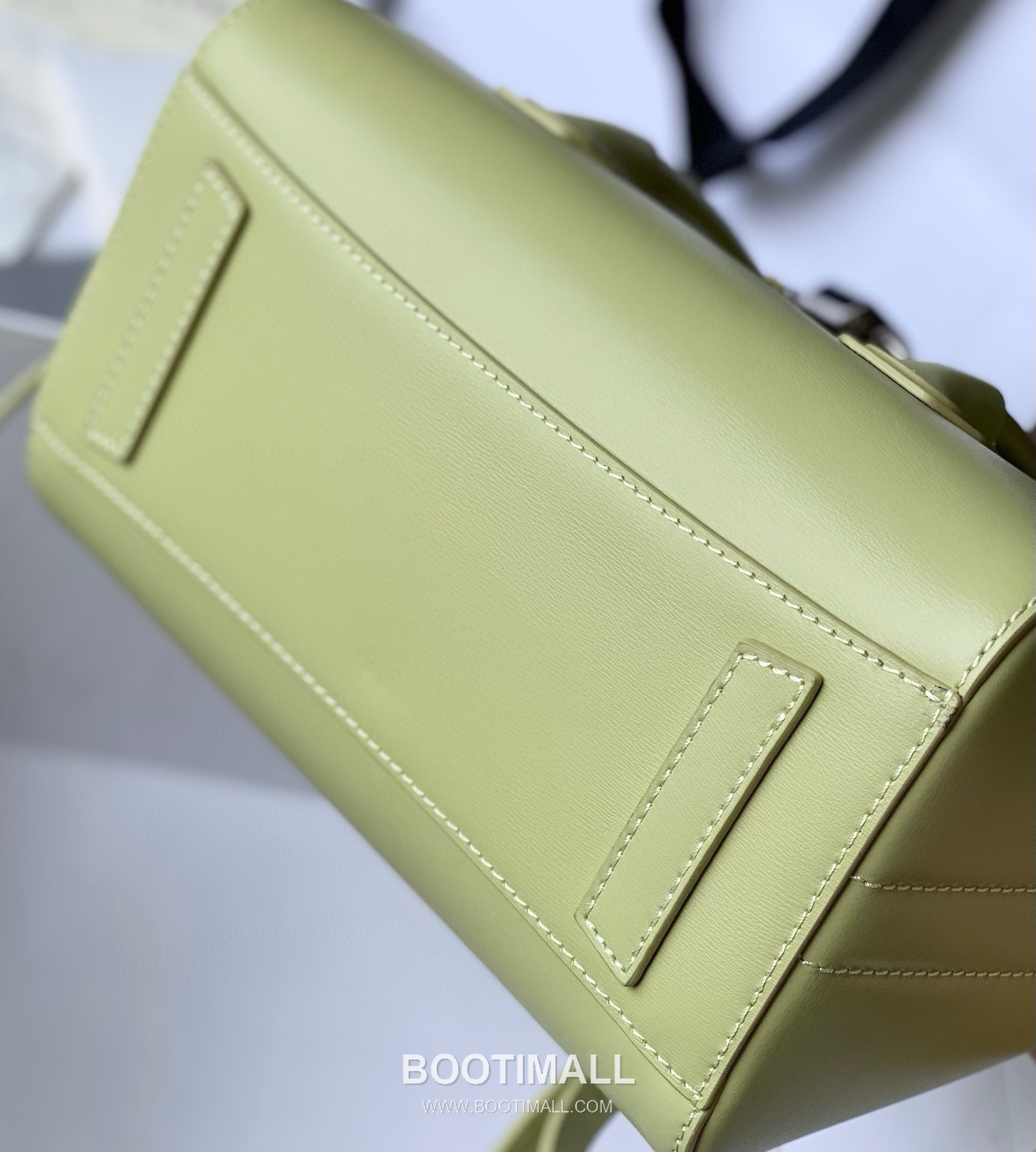 Givenchy Antigona Patent Calfskin Top Handle Bag with Padlock Detail and Magnetic Closure 지방시 안티고나 페이턴트 카프스킨 패드락 마그네틱 탑핸들백 199115 22cm 3
