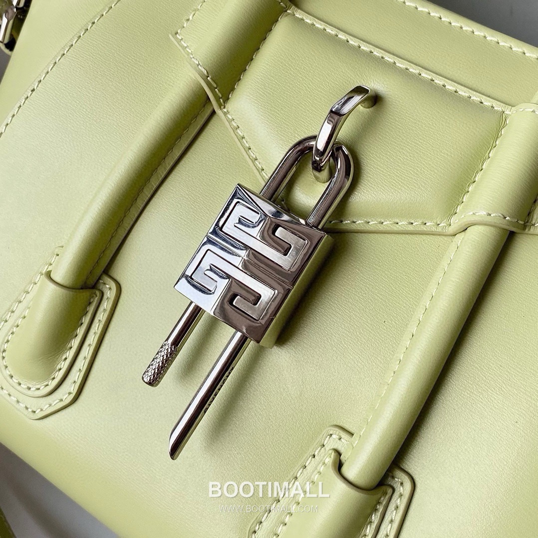 Givenchy Antigona Patent Calfskin Top Handle Bag with Padlock Detail and Magnetic Closure 지방시 안티고나 페이턴트 카프스킨 패드락 마그네틱 탑핸들백 199115 22cm 7