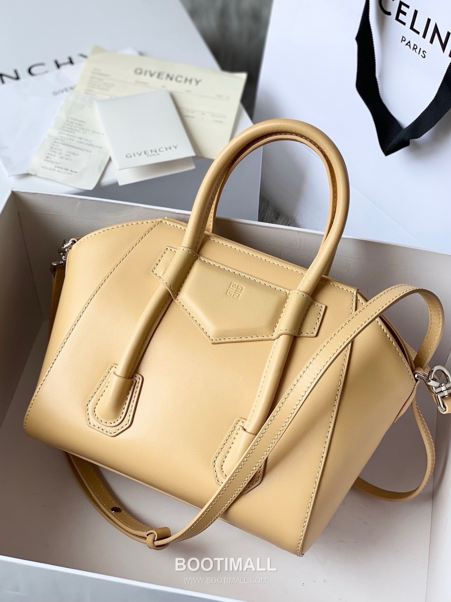Givenchy Antigona Patent Calfskin Top Handle Bag with Padlock Detail and Magnetic Closure 지방시 안티고나 페이턴트 카프스킨 패드락 마그네틱 탑핸들백 199115 22cm 2