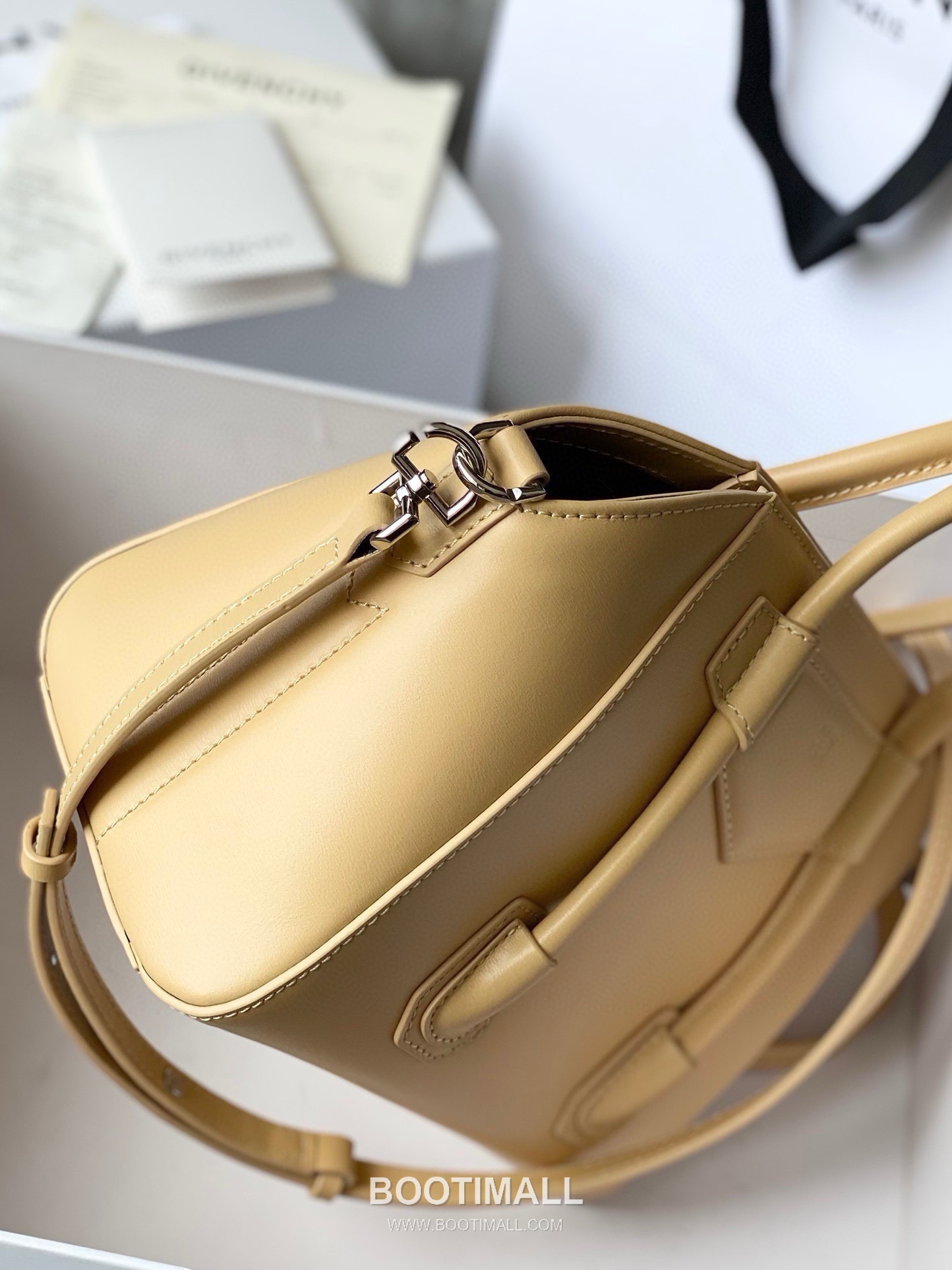 Givenchy Antigona Patent Calfskin Top Handle Bag with Padlock Detail and Magnetic Closure 지방시 안티고나 페이턴트 카프스킨 패드락 마그네틱 탑핸들백 199115 22cm 3