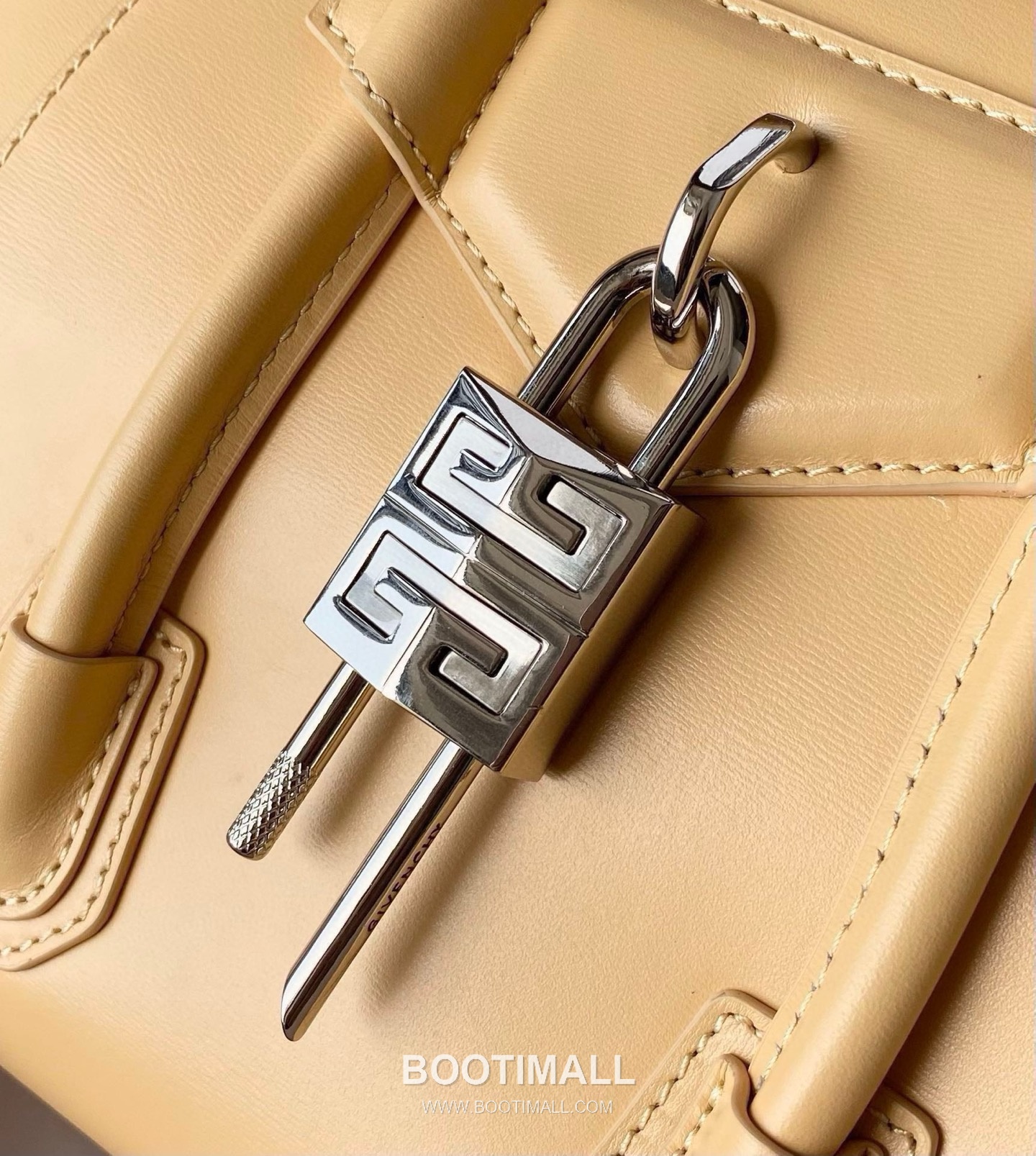 Givenchy Antigona Patent Calfskin Top Handle Bag with Padlock Detail and Magnetic Closure 지방시 안티고나 페이턴트 카프스킨 패드락 마그네틱 탑핸들백 199115 22cm 6