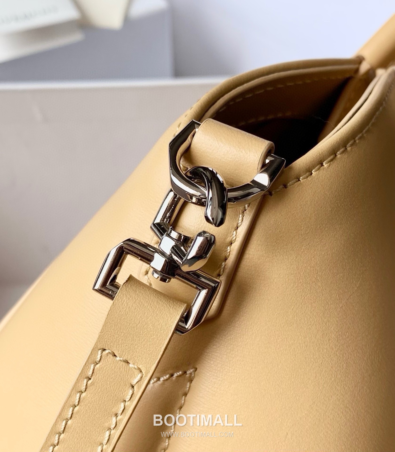 Givenchy Antigona Patent Calfskin Top Handle Bag with Padlock Detail and Magnetic Closure 지방시 안티고나 페이턴트 카프스킨 패드락 마그네틱 탑핸들백 199115 22cm 7