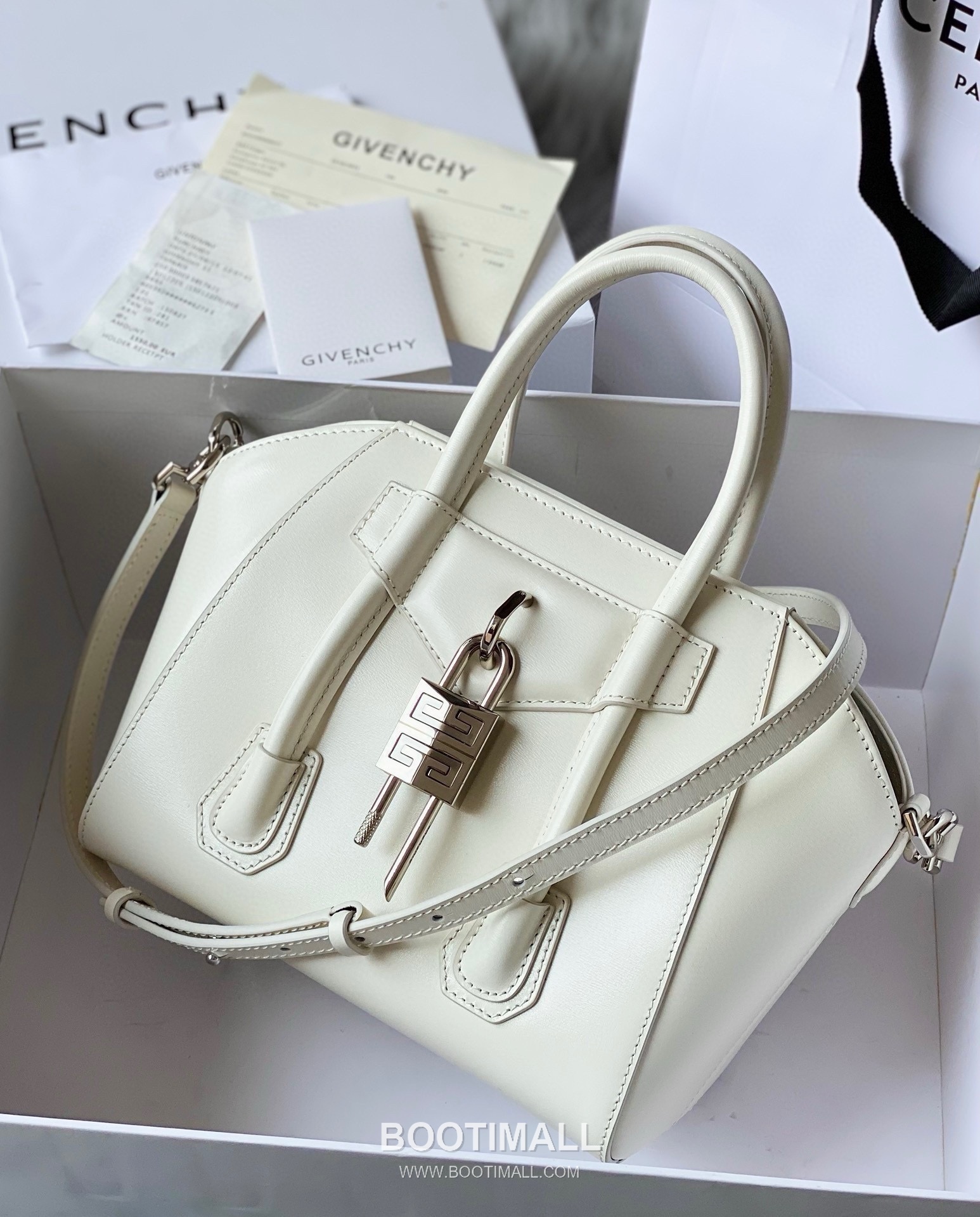 Givenchy Antigona Patent Calfskin Top Handle Bag with Padlock Detail and Magnetic Closure 지방시 안티고나 페이턴트 카프스킨 패드락 마그네틱 탑핸들백 199115 22cm 1