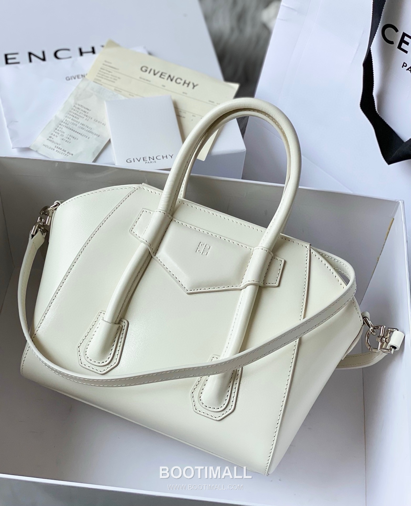 Givenchy Antigona Patent Calfskin Top Handle Bag with Padlock Detail and Magnetic Closure 지방시 안티고나 페이턴트 카프스킨 패드락 마그네틱 탑핸들백 199115 22cm 2
