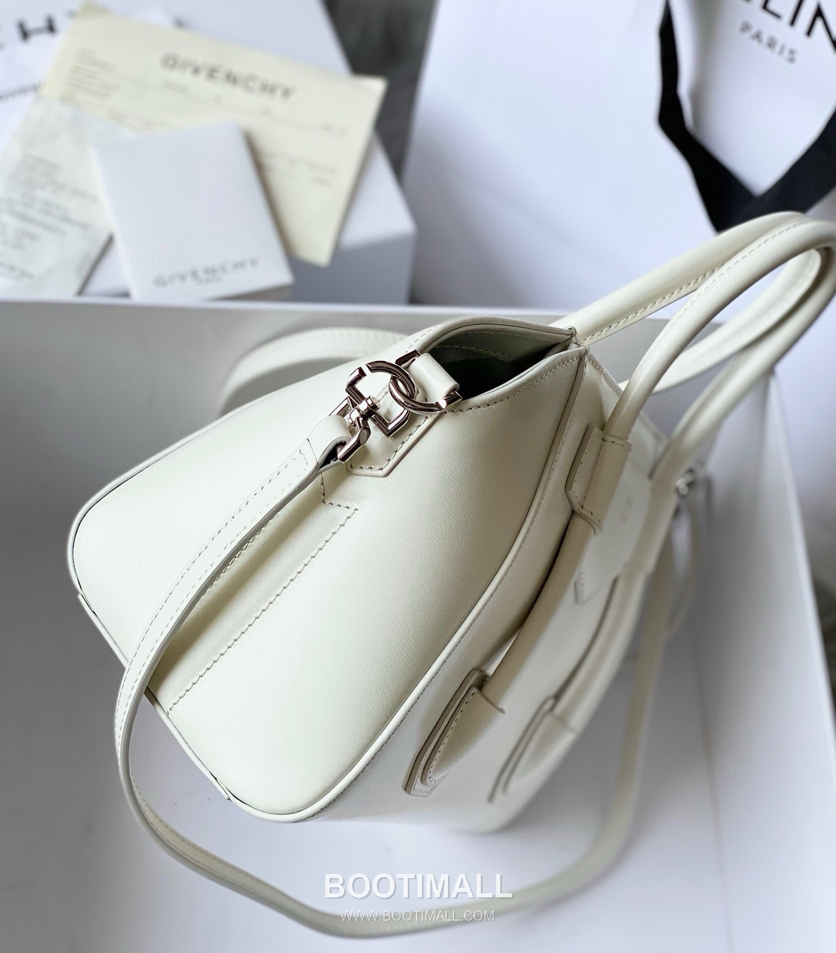 Givenchy Antigona Patent Calfskin Top Handle Bag with Padlock Detail and Magnetic Closure 지방시 안티고나 페이턴트 카프스킨 패드락 마그네틱 탑핸들백 199115 22cm 3