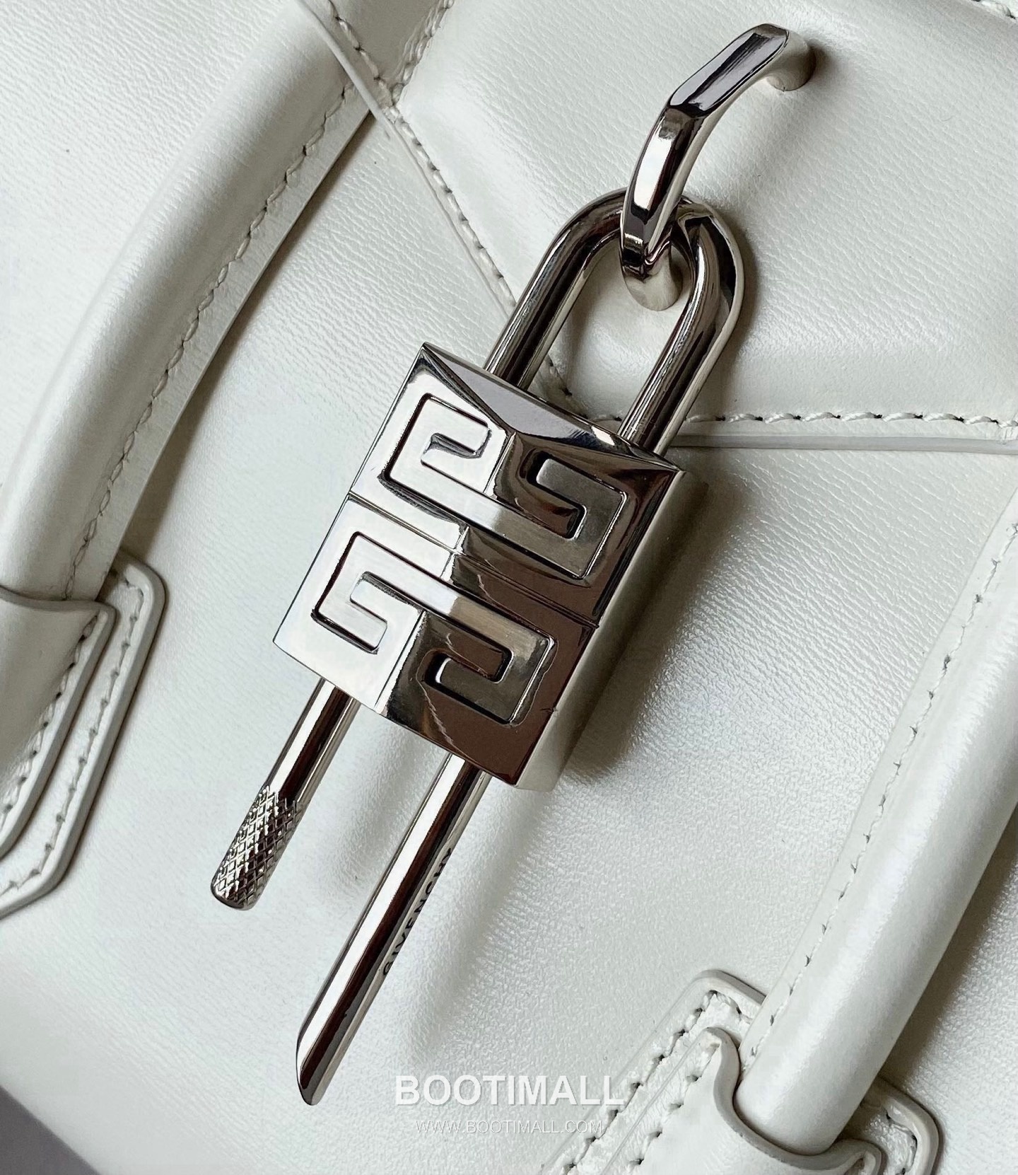 Givenchy Antigona Patent Calfskin Top Handle Bag with Padlock Detail and Magnetic Closure 지방시 안티고나 페이턴트 카프스킨 패드락 마그네틱 탑핸들백 199115 22cm 6