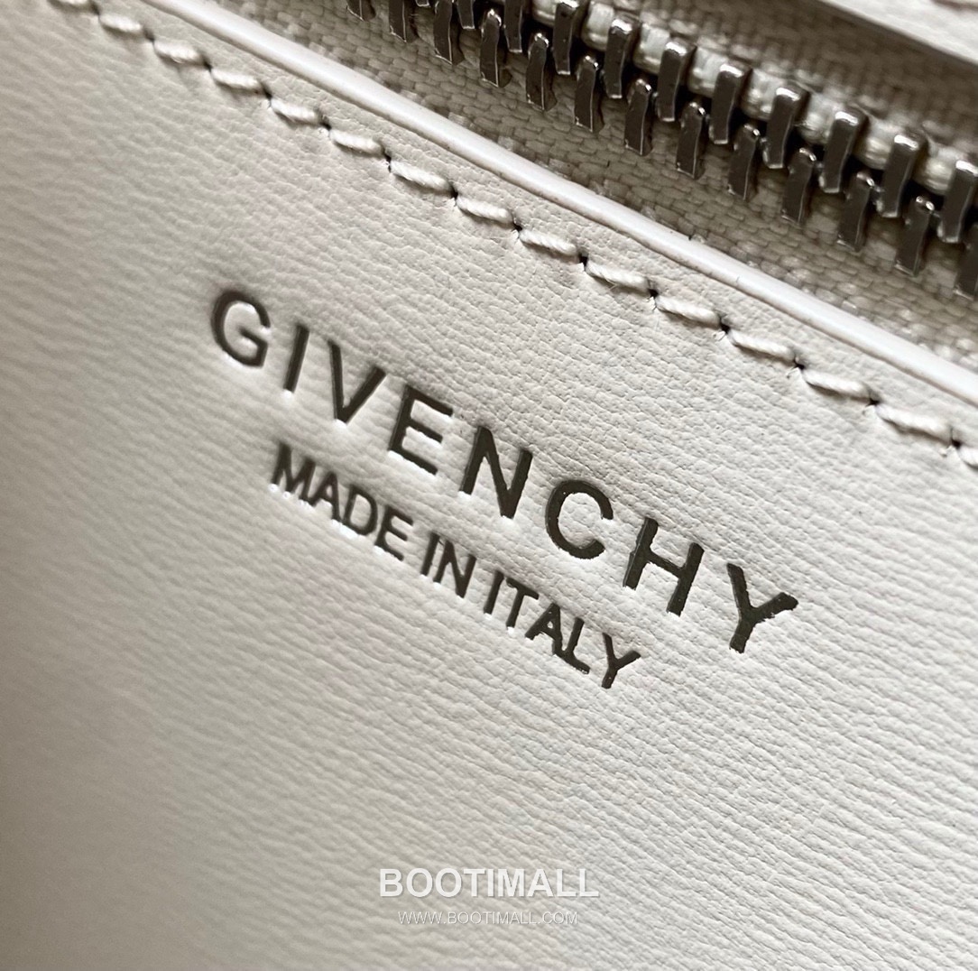 Givenchy Antigona Patent Calfskin Top Handle Bag with Padlock Detail and Magnetic Closure 지방시 안티고나 페이턴트 카프스킨 패드락 마그네틱 탑핸들백 199115 22cm 9