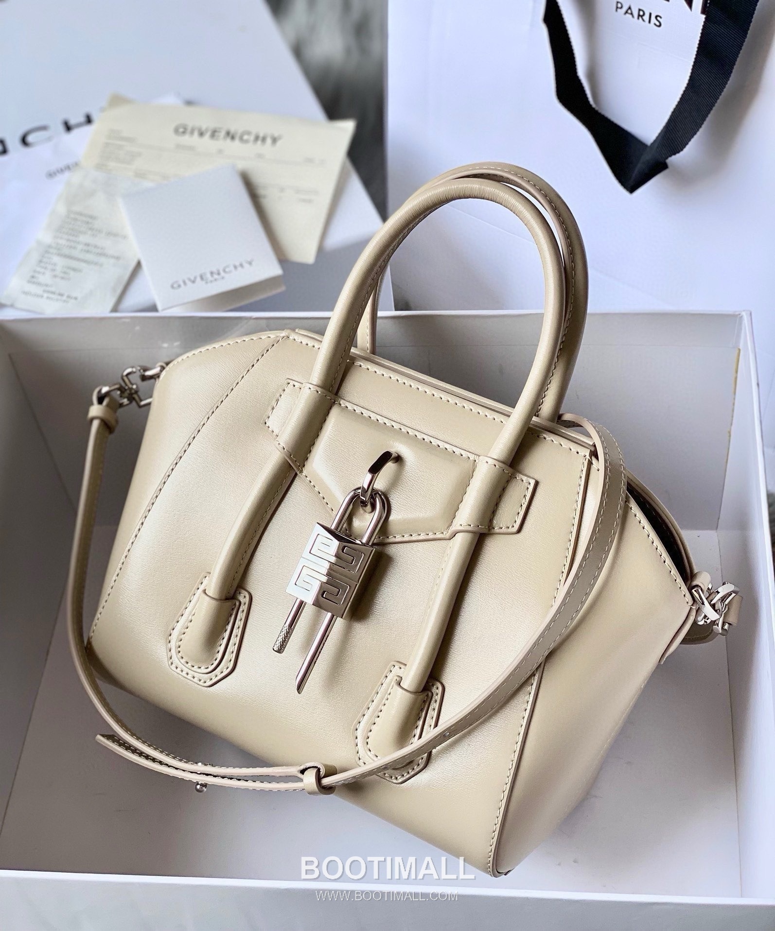 Givenchy Antigona Patent Calfskin Top Handle Bag with Padlock Detail and Magnetic Closure 지방시 안티고나 페이턴트 카프스킨 패드락 마그네틱 탑핸들백 199115 22cm 1