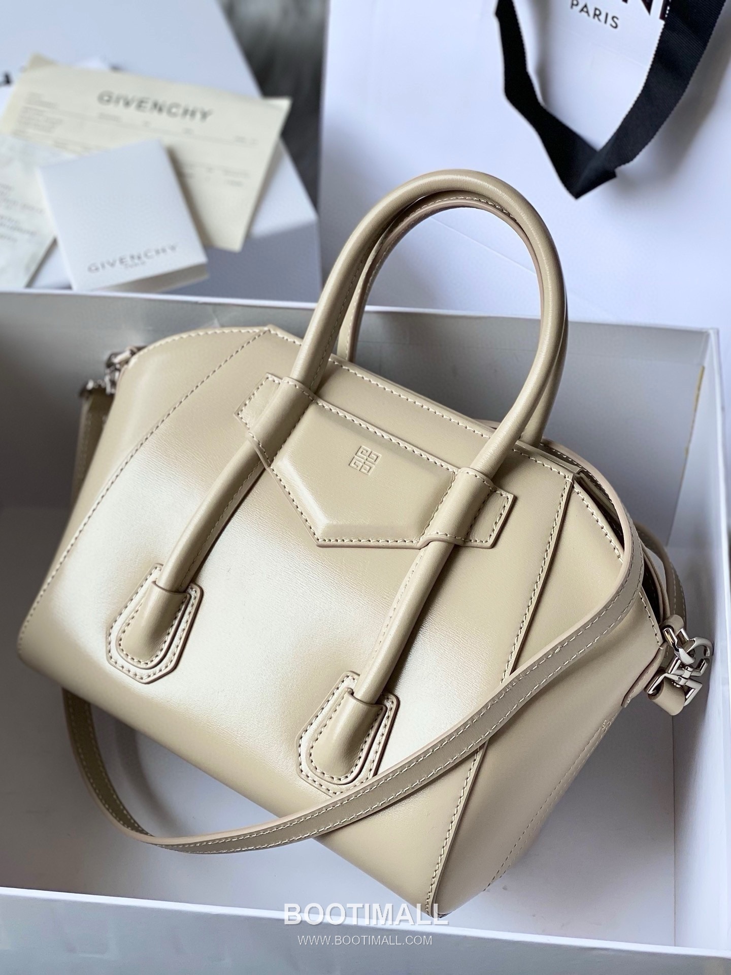 Givenchy Antigona Patent Calfskin Top Handle Bag with Padlock Detail and Magnetic Closure 지방시 안티고나 페이턴트 카프스킨 패드락 마그네틱 탑핸들백 199115 22cm 2
