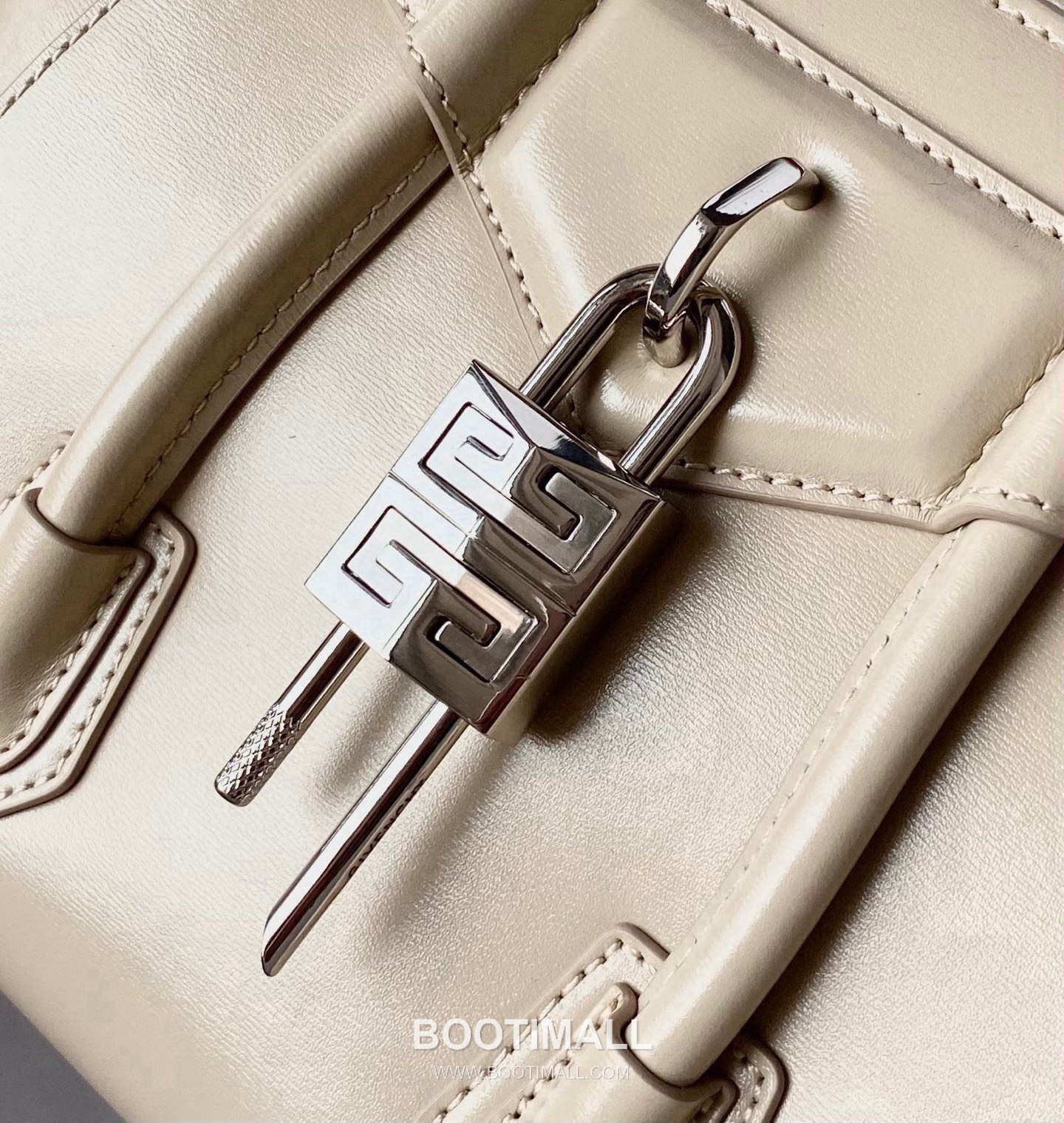 Givenchy Antigona Patent Calfskin Top Handle Bag with Padlock Detail and Magnetic Closure 지방시 안티고나 페이턴트 카프스킨 패드락 마그네틱 탑핸들백 199115 22cm 6
