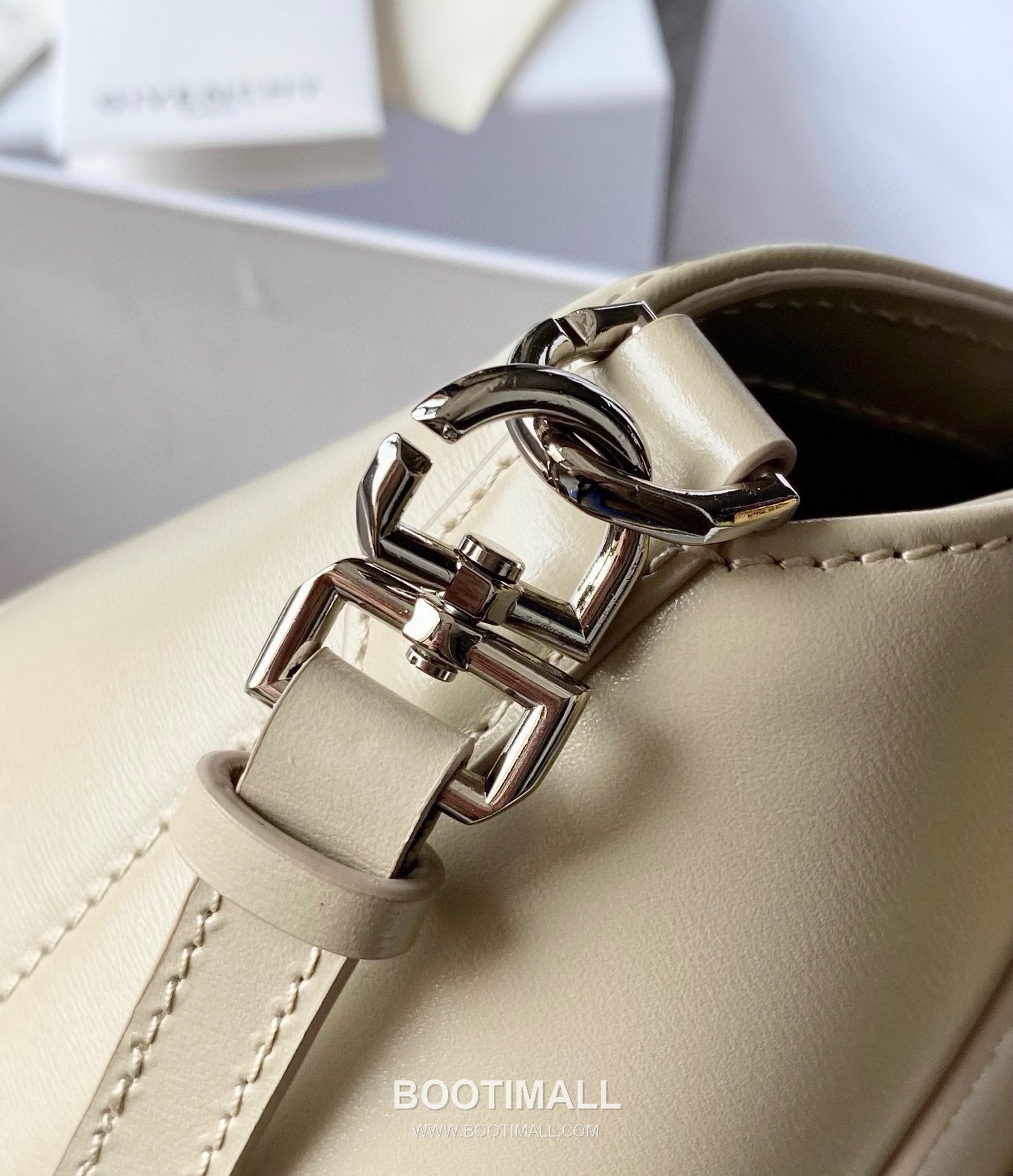 Givenchy Antigona Patent Calfskin Top Handle Bag with Padlock Detail and Magnetic Closure 지방시 안티고나 페이턴트 카프스킨 패드락 마그네틱 탑핸들백 199115 22cm 7