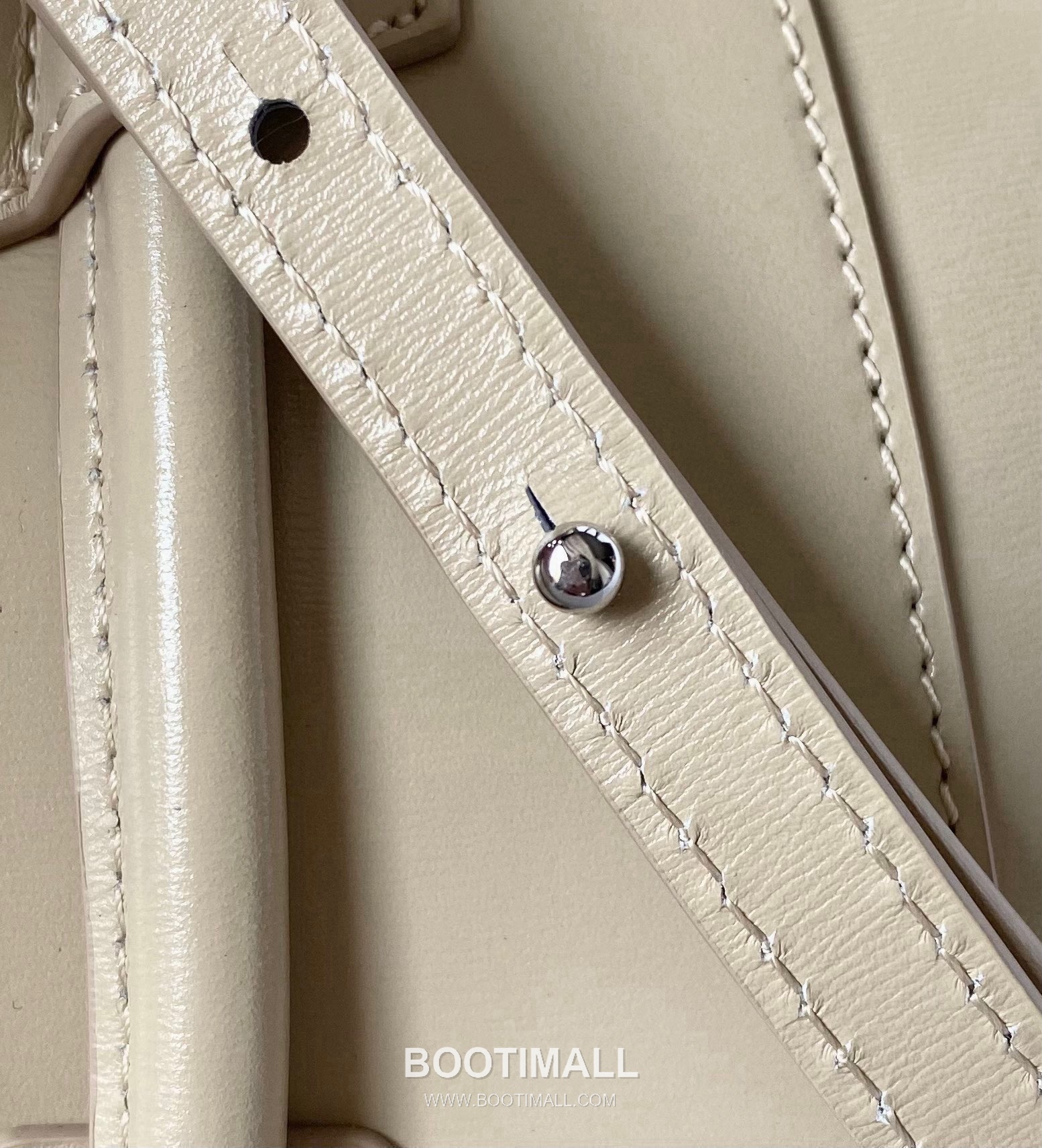 Givenchy Antigona Patent Calfskin Top Handle Bag with Padlock Detail and Magnetic Closure 지방시 안티고나 페이턴트 카프스킨 패드락 마그네틱 탑핸들백 199115 22cm 8