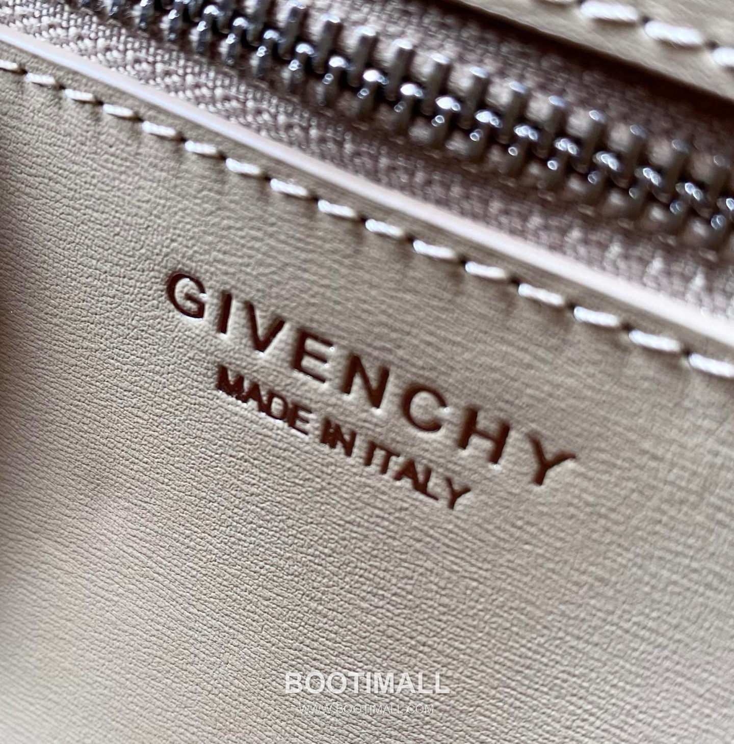 Givenchy Antigona Patent Calfskin Top Handle Bag with Padlock Detail and Magnetic Closure 지방시 안티고나 페이턴트 카프스킨 패드락 마그네틱 탑핸들백 199115 22cm 9