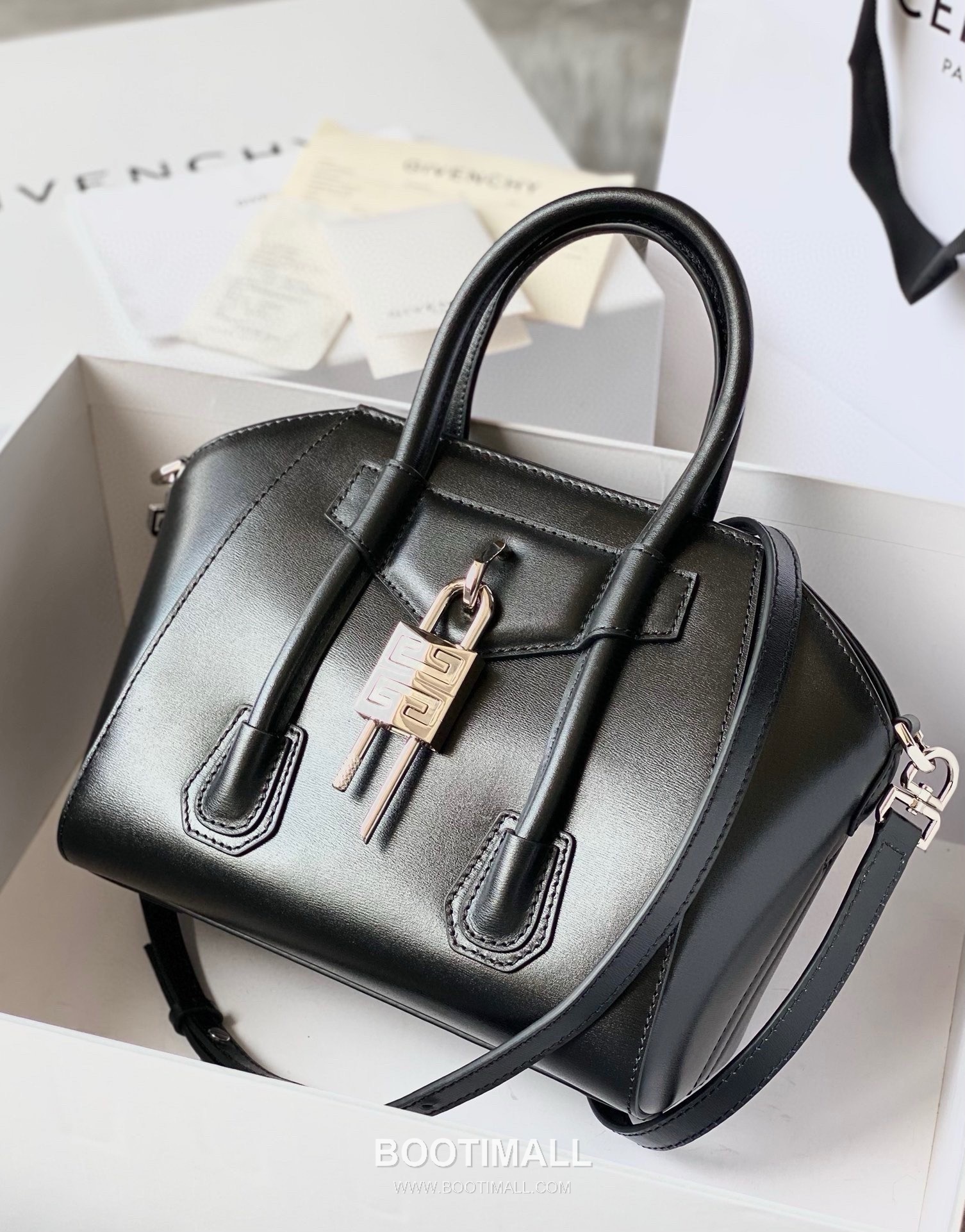 Givenchy Antigona Patent Calfskin Top Handle Bag with Padlock Detail and Magnetic Closure 지방시 안티고나 페이턴트 카프스킨 패드락 마그네틱 탑핸들백 199115 22cm 1