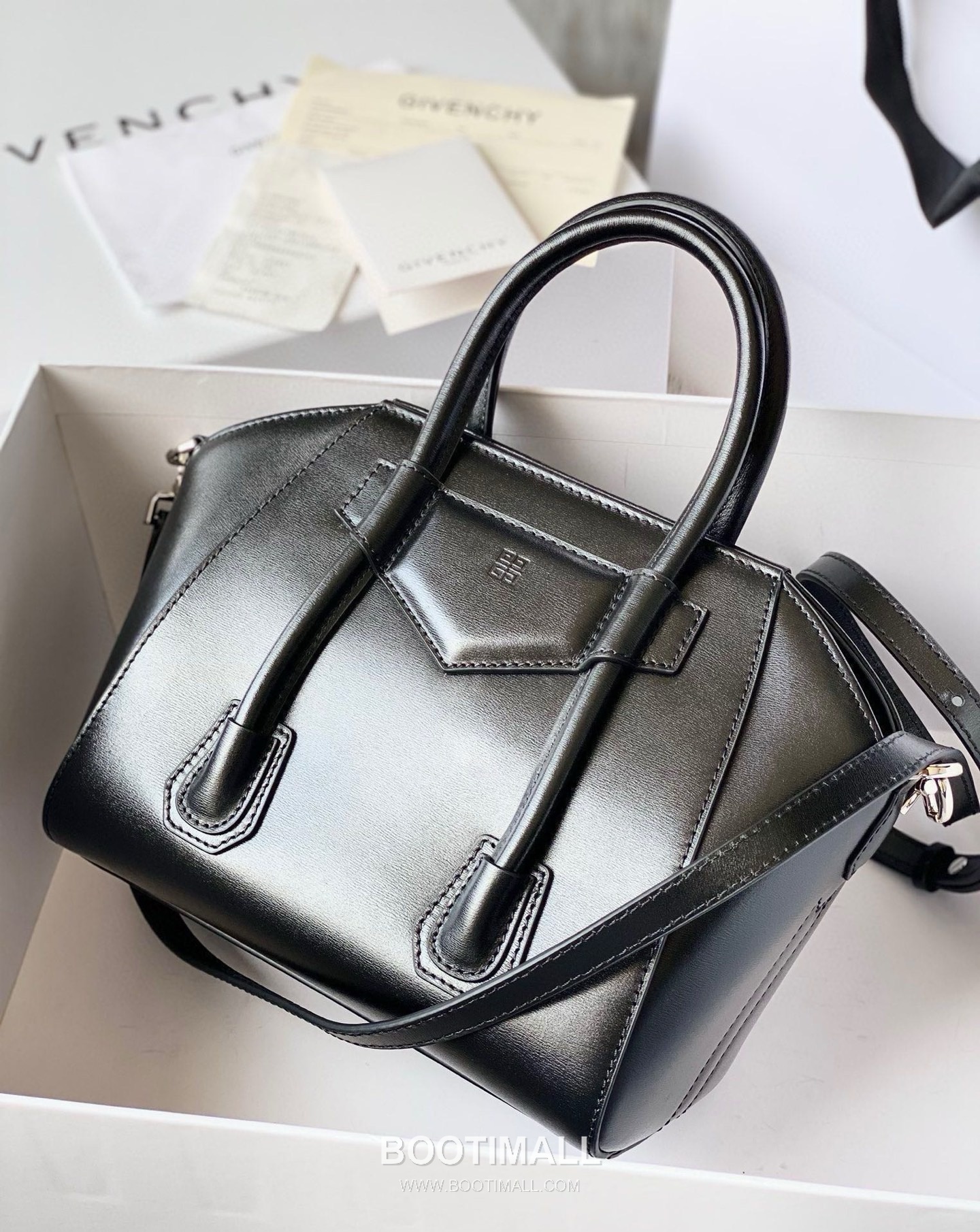 Givenchy Antigona Patent Calfskin Top Handle Bag with Padlock Detail and Magnetic Closure 지방시 안티고나 페이턴트 카프스킨 패드락 마그네틱 탑핸들백 199115 22cm 2