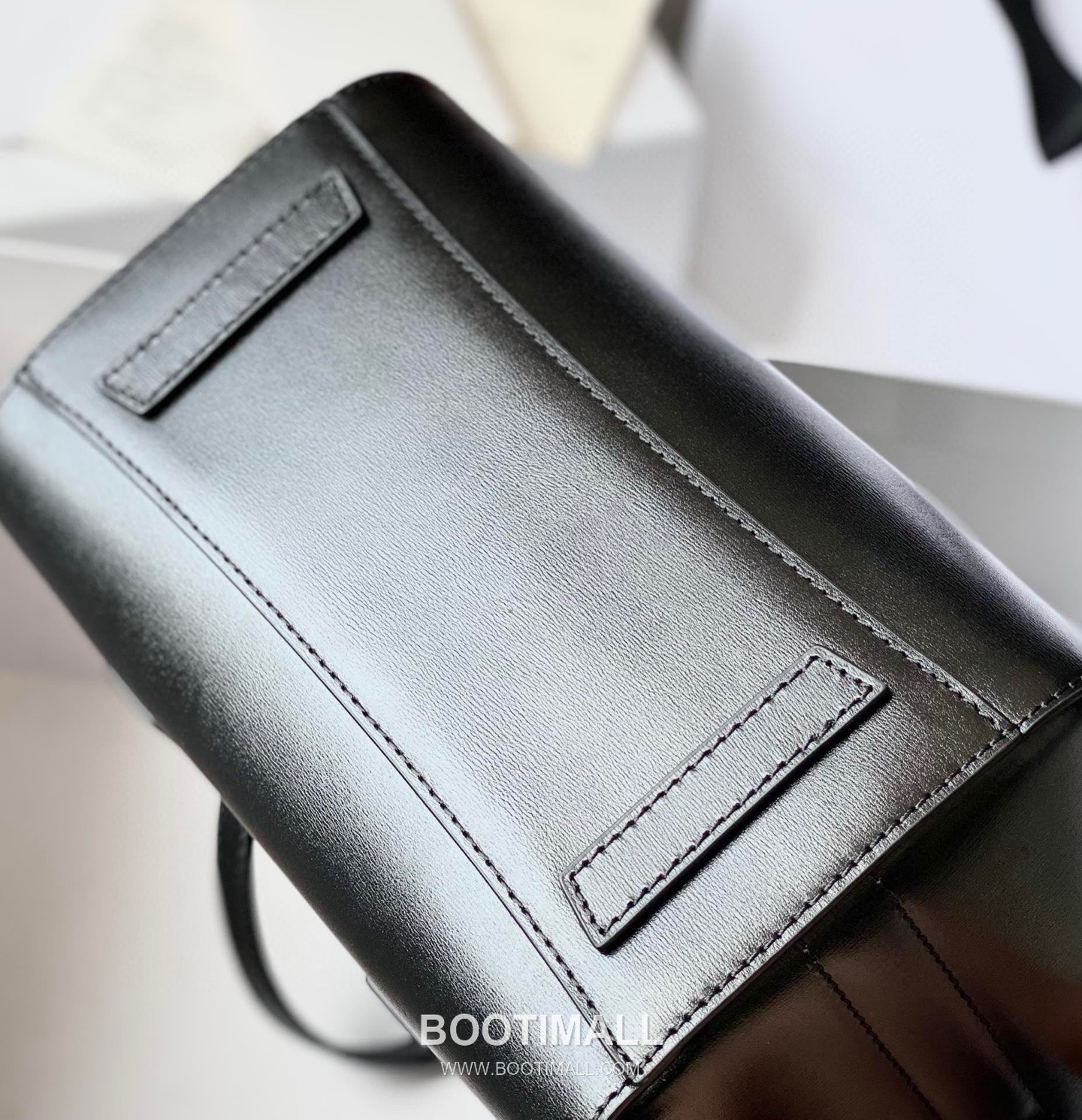 Givenchy Antigona Patent Calfskin Top Handle Bag with Padlock Detail and Magnetic Closure 지방시 안티고나 페이턴트 카프스킨 패드락 마그네틱 탑핸들백 199115 22cm 4