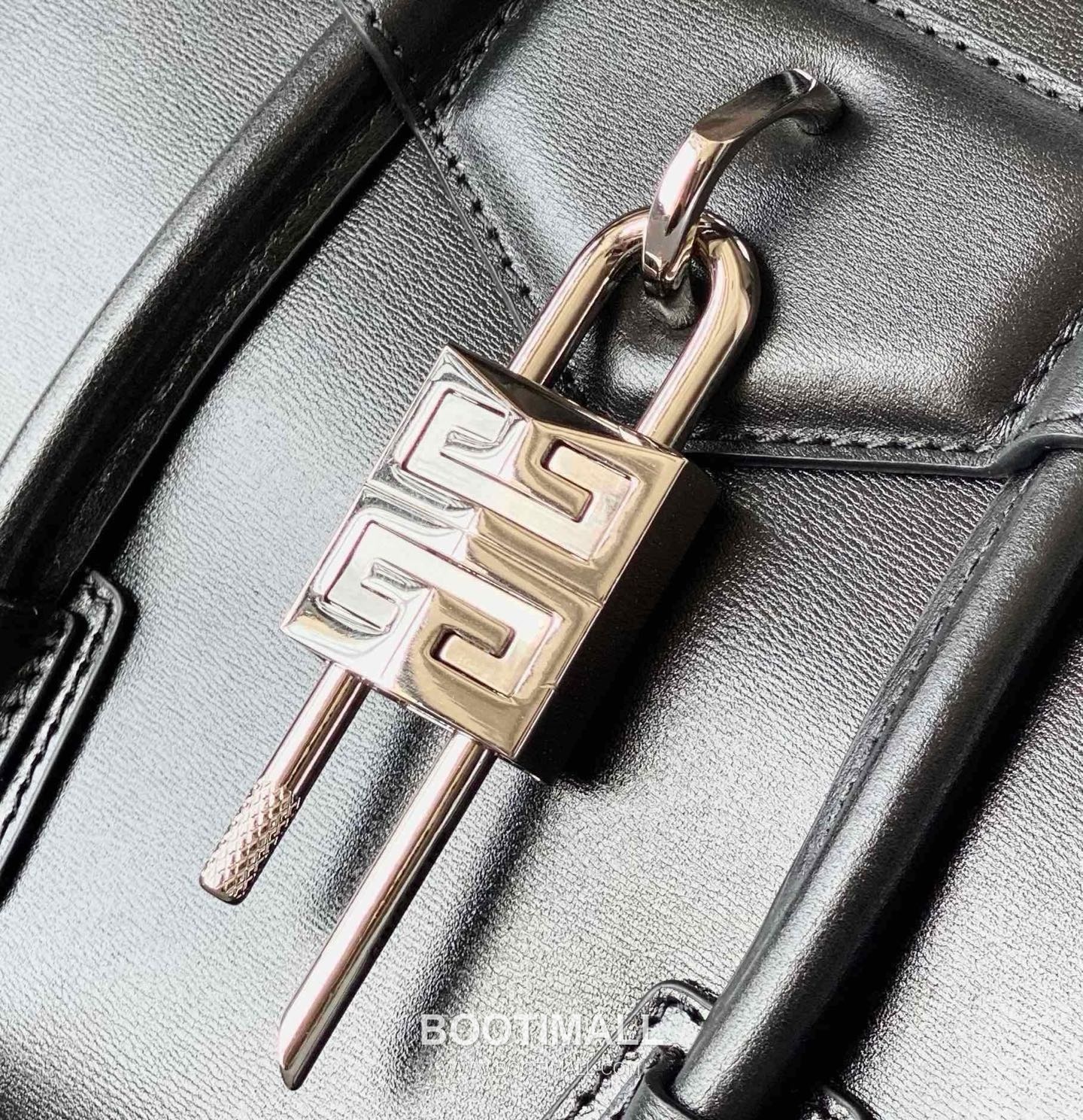 Givenchy Antigona Patent Calfskin Top Handle Bag with Padlock Detail and Magnetic Closure 지방시 안티고나 페이턴트 카프스킨 패드락 마그네틱 탑핸들백 199115 22cm 5