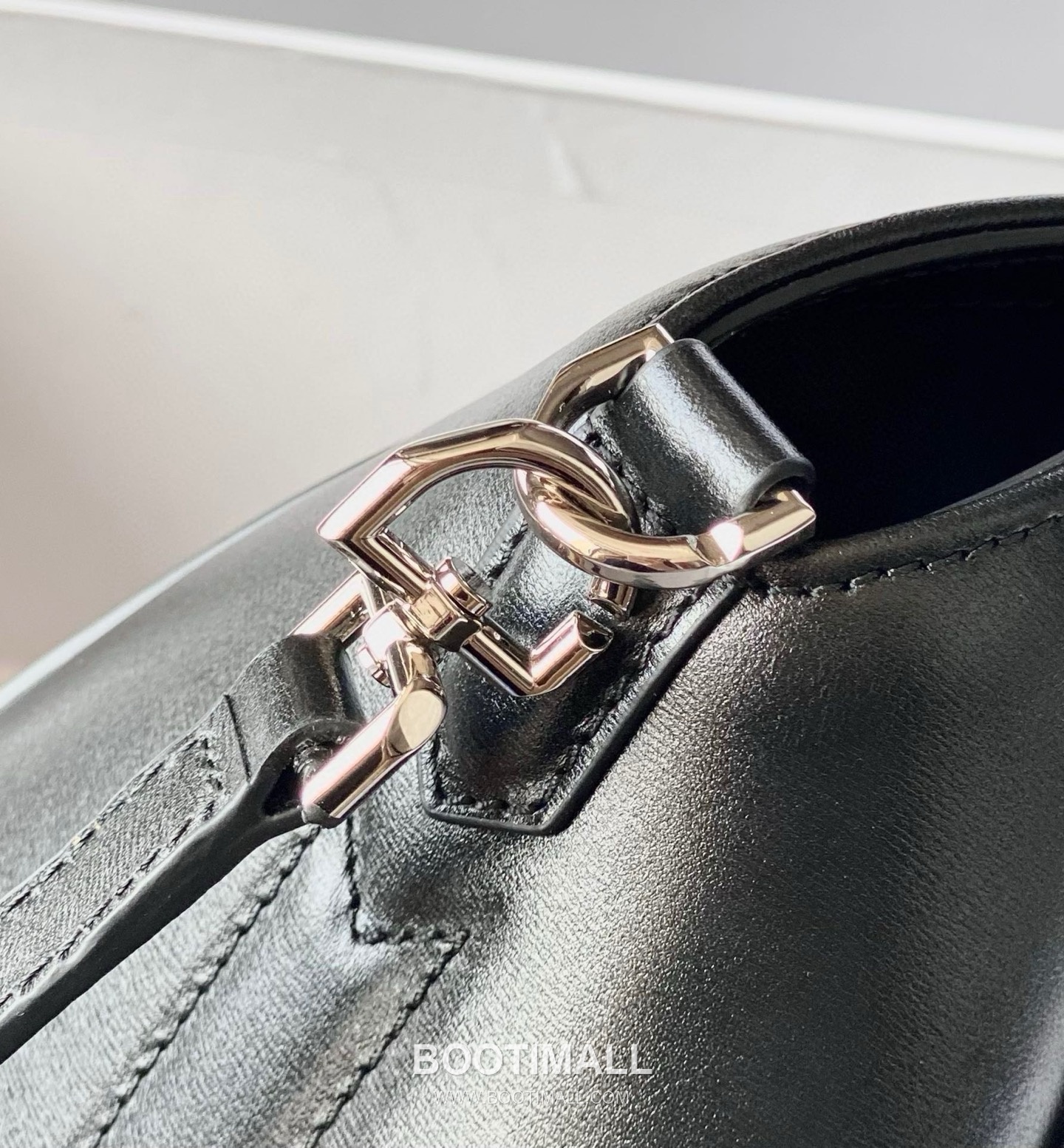 Givenchy Antigona Patent Calfskin Top Handle Bag with Padlock Detail and Magnetic Closure 지방시 안티고나 페이턴트 카프스킨 패드락 마그네틱 탑핸들백 199115 22cm 6