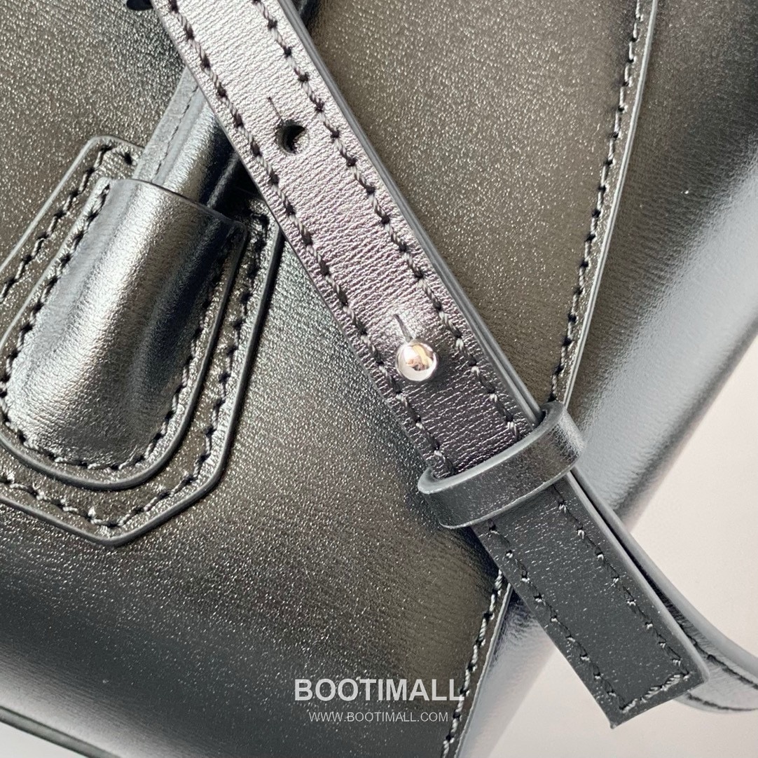 Givenchy Antigona Patent Calfskin Top Handle Bag with Padlock Detail and Magnetic Closure 지방시 안티고나 페이턴트 카프스킨 패드락 마그네틱 탑핸들백 199115 22cm 7