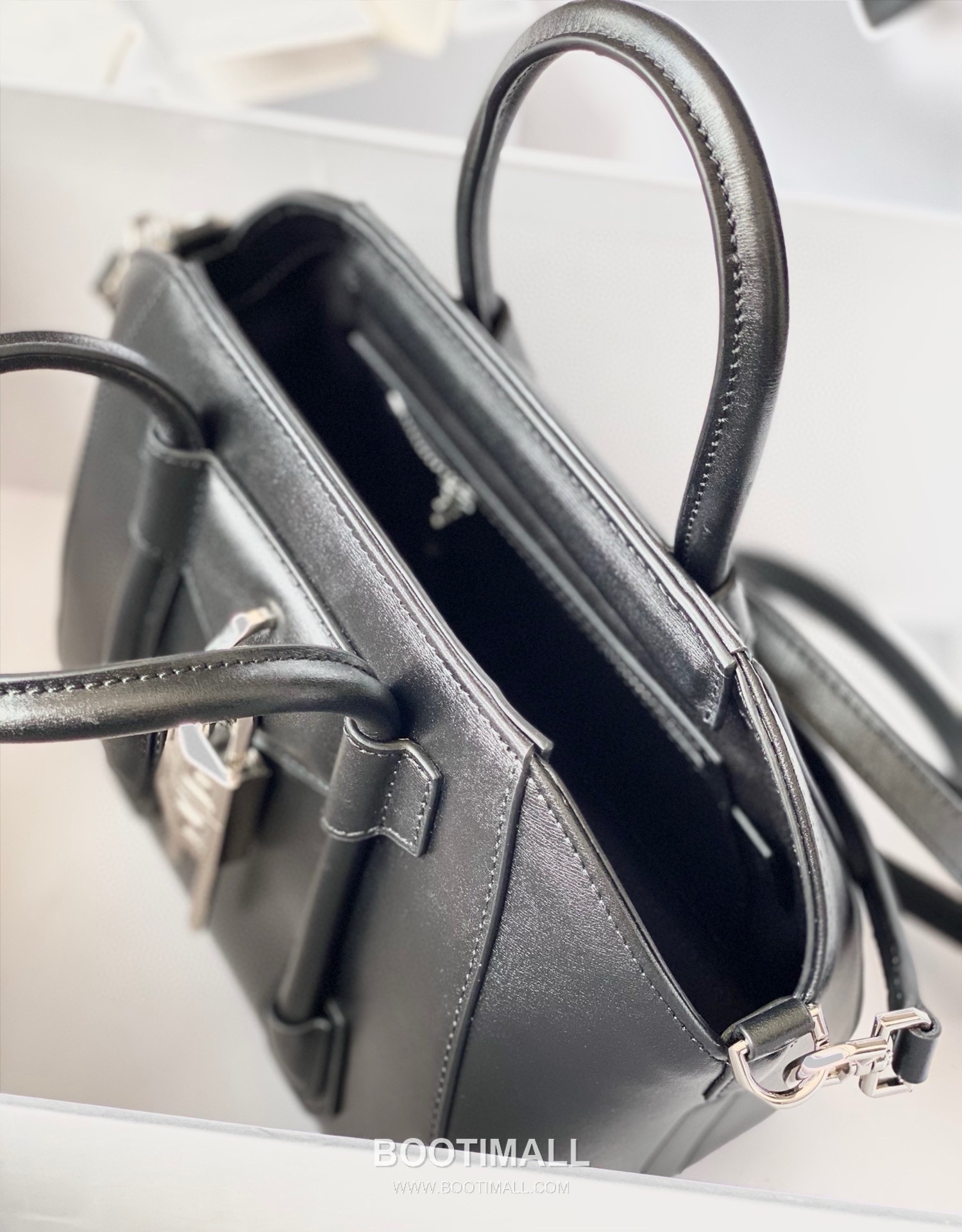 Givenchy Antigona Patent Calfskin Top Handle Bag with Padlock Detail and Magnetic Closure 지방시 안티고나 페이턴트 카프스킨 패드락 마그네틱 탑핸들백 199115 22cm 8