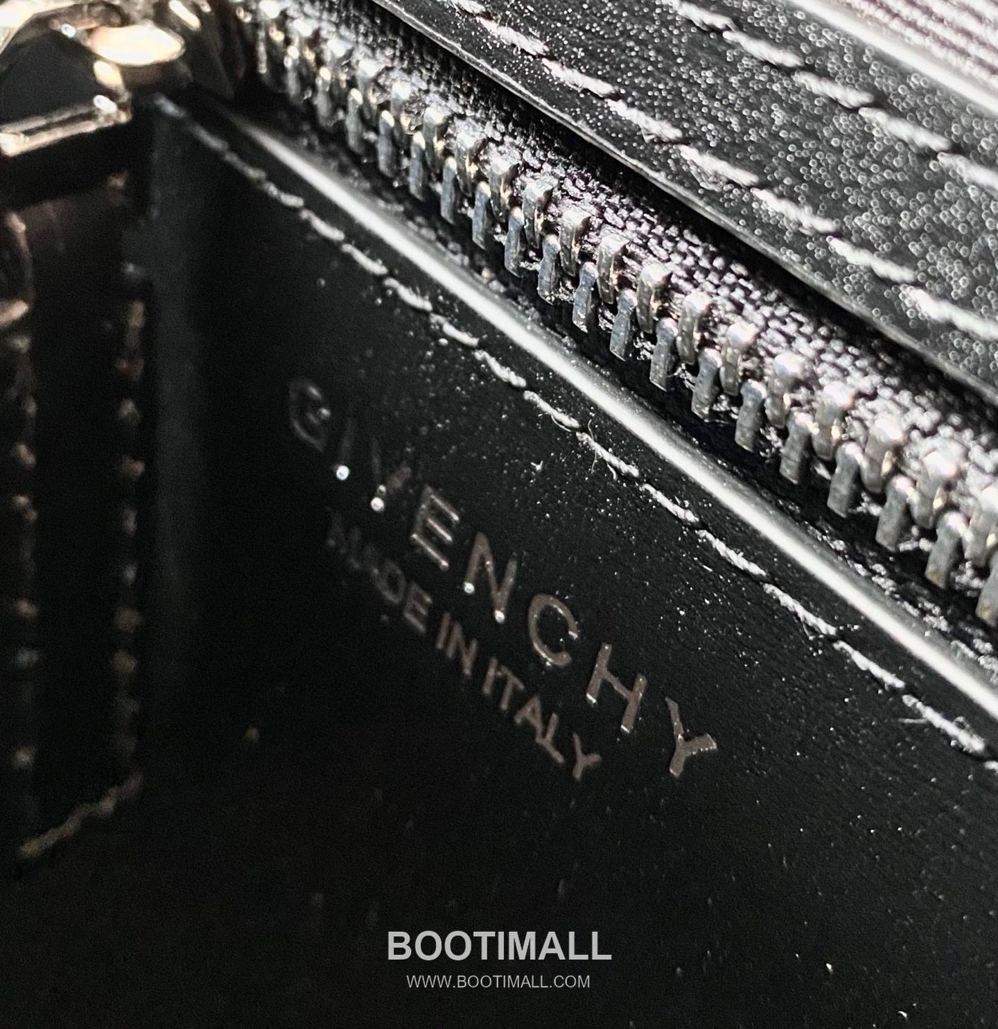 Givenchy Antigona Patent Calfskin Top Handle Bag with Padlock Detail and Magnetic Closure 지방시 안티고나 페이턴트 카프스킨 패드락 마그네틱 탑핸들백 199115 22cm 9