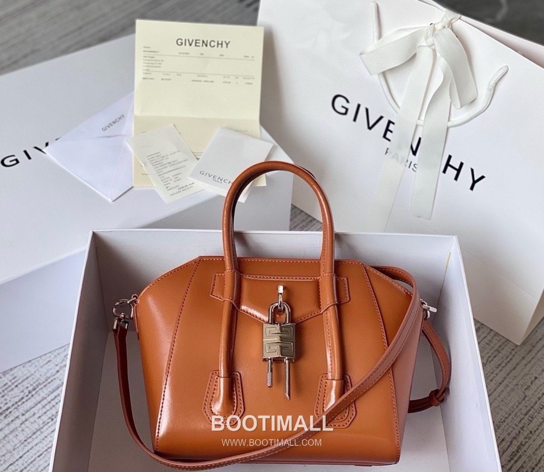 Givenchy Antigona Patent Calfskin Top Handle Bag with Padlock Detail and Magnetic Closure 지방시 안티고나 페이턴트 카프스킨 패드락 마그네틱 탑핸들백 199115 22cm 1