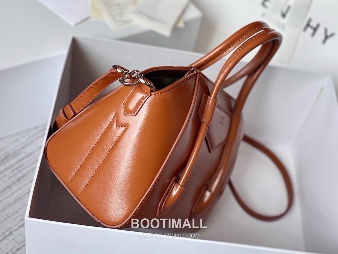 Givenchy Antigona Patent Calfskin Top Handle Bag with Padlock Detail and Magnetic Closure 지방시 안티고나 페이턴트 카프스킨 패드락 마그네틱 탑핸들백 199115 22cm 3