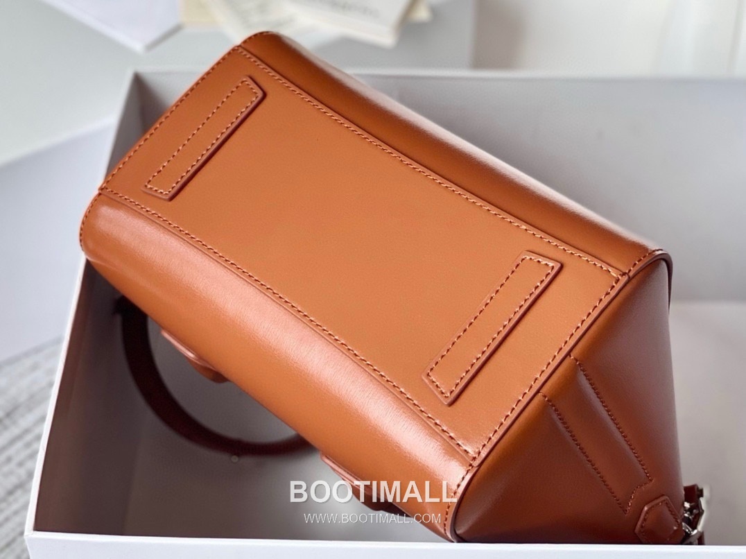 Givenchy Antigona Patent Calfskin Top Handle Bag with Padlock Detail and Magnetic Closure 지방시 안티고나 페이턴트 카프스킨 패드락 마그네틱 탑핸들백 199115 22cm 4