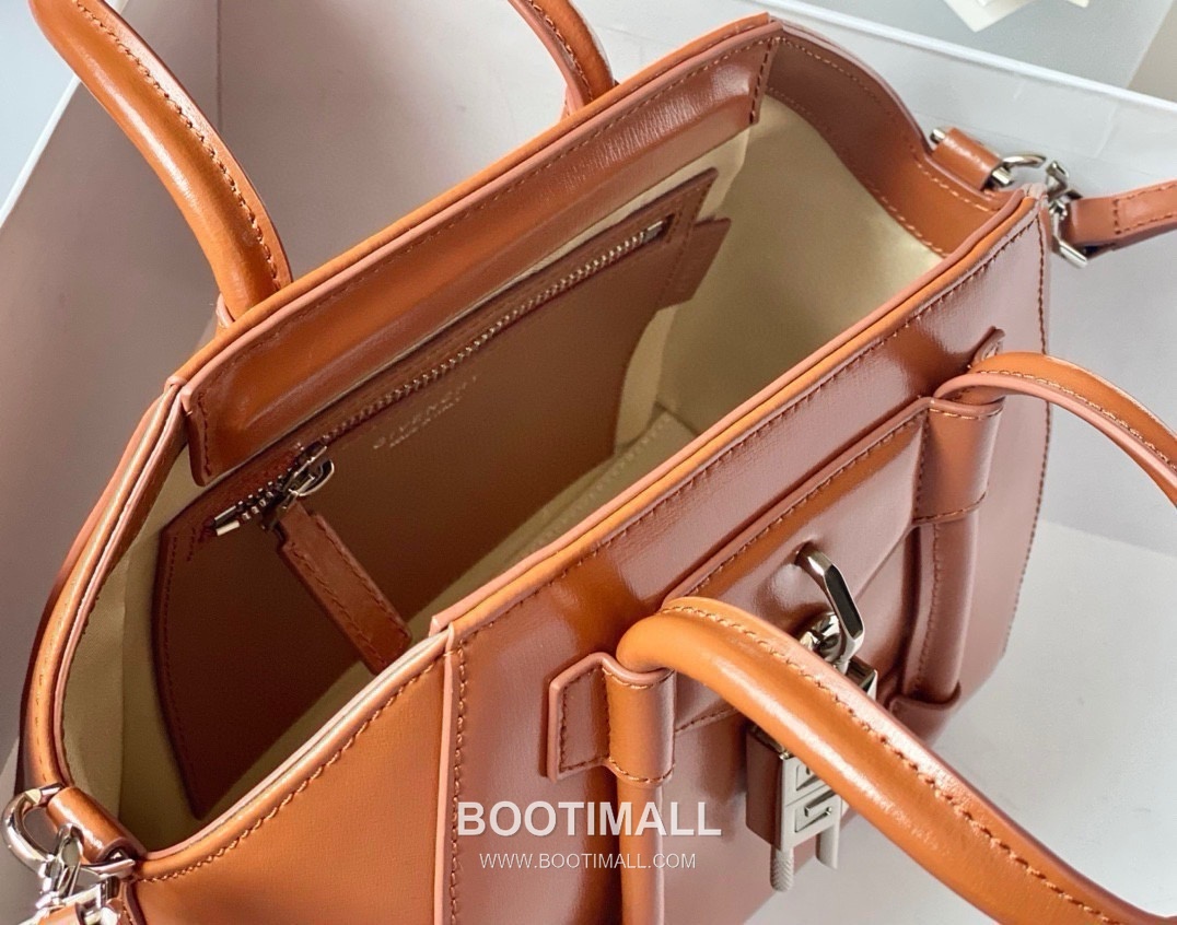 Givenchy Antigona Patent Calfskin Top Handle Bag with Padlock Detail and Magnetic Closure 지방시 안티고나 페이턴트 카프스킨 패드락 마그네틱 탑핸들백 199115 22cm 5