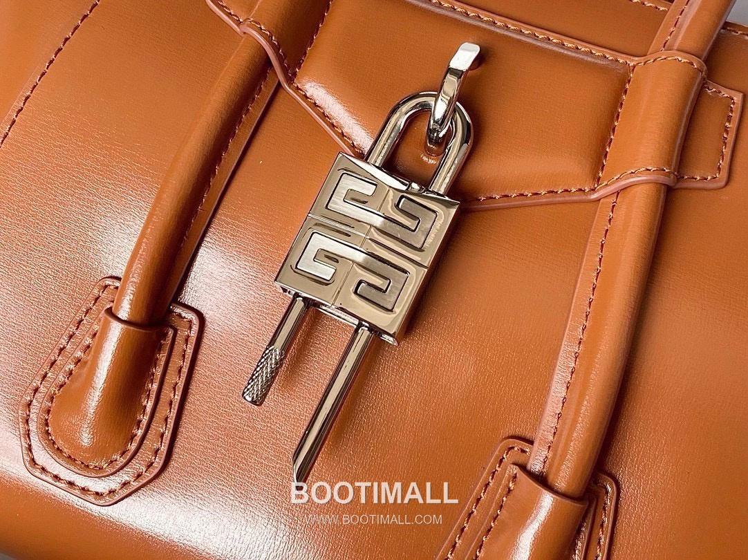 Givenchy Antigona Patent Calfskin Top Handle Bag with Padlock Detail and Magnetic Closure 지방시 안티고나 페이턴트 카프스킨 패드락 마그네틱 탑핸들백 199115 22cm 6