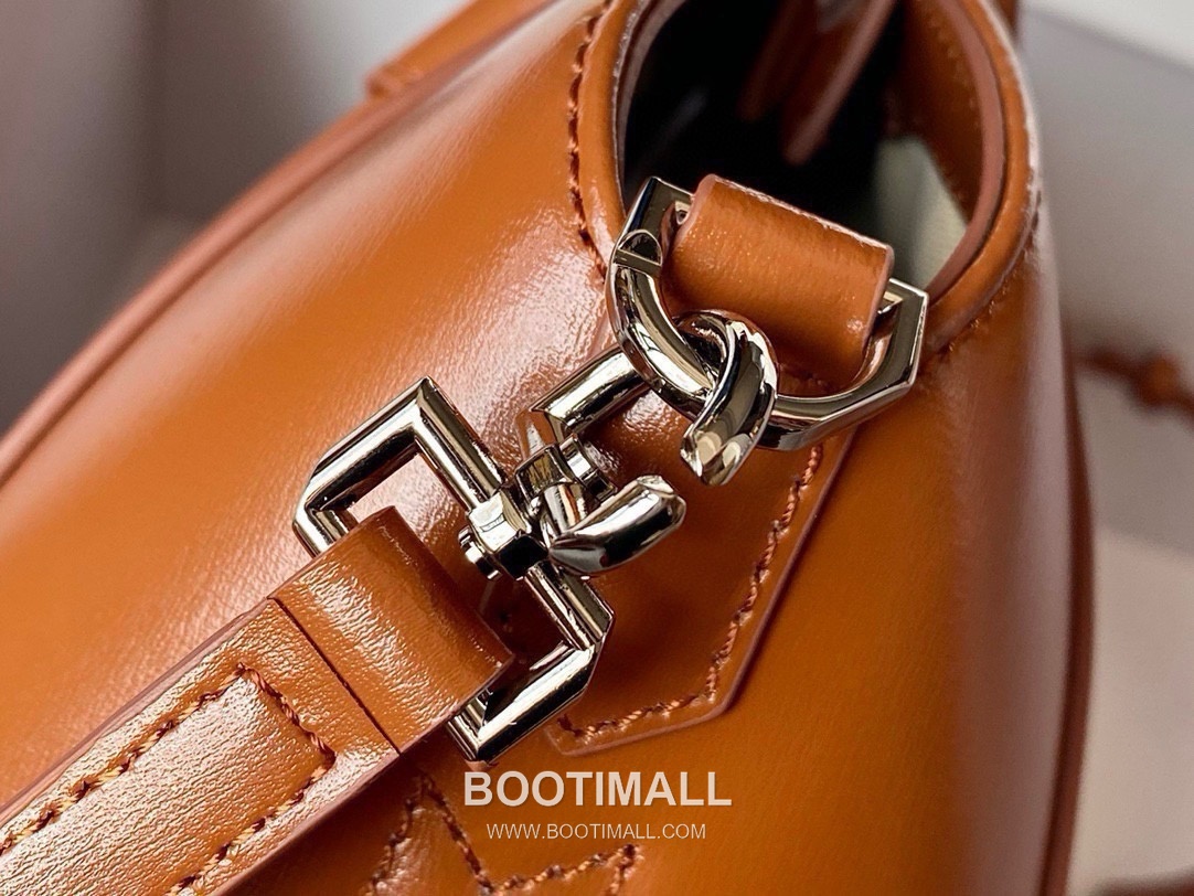 Givenchy Antigona Patent Calfskin Top Handle Bag with Padlock Detail and Magnetic Closure 지방시 안티고나 페이턴트 카프스킨 패드락 마그네틱 탑핸들백 199115 22cm 7