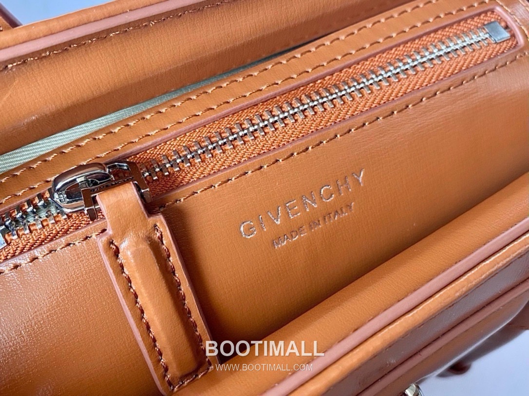 Givenchy Antigona Patent Calfskin Top Handle Bag with Padlock Detail and Magnetic Closure 지방시 안티고나 페이턴트 카프스킨 패드락 마그네틱 탑핸들백 199115 22cm 8