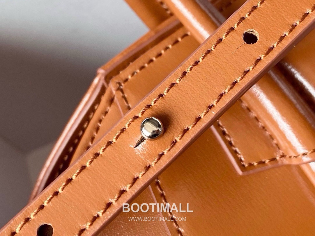 Givenchy Antigona Patent Calfskin Top Handle Bag with Padlock Detail and Magnetic Closure 지방시 안티고나 페이턴트 카프스킨 패드락 마그네틱 탑핸들백 199115 22cm 9