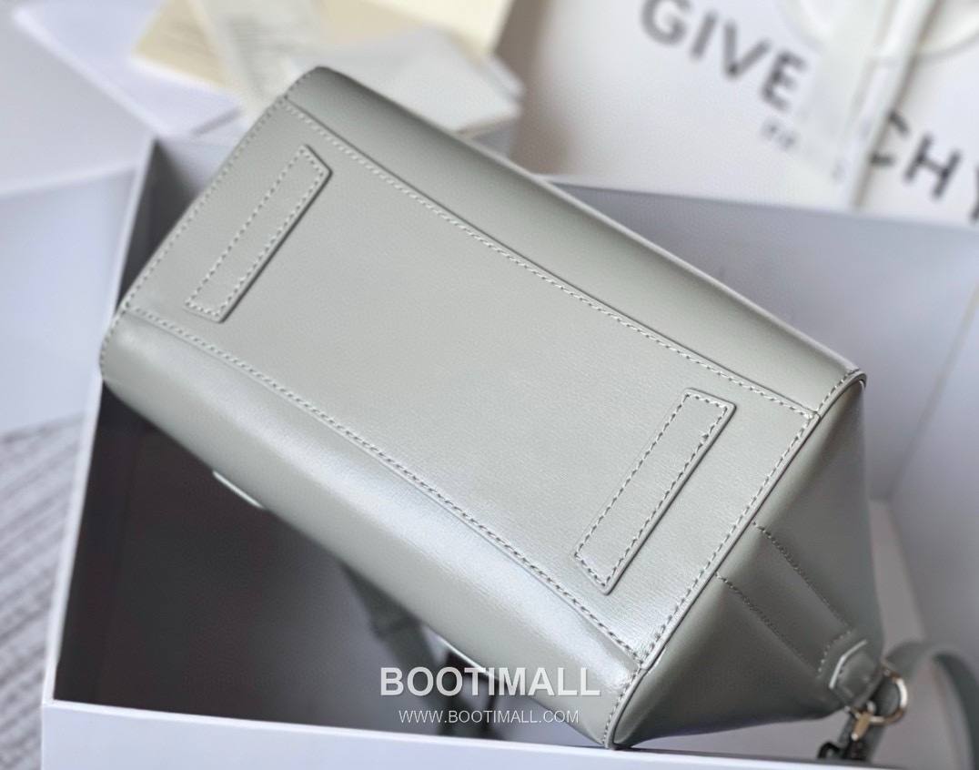 Givenchy Antigona Patent Calfskin Top Handle Bag with Padlock Detail and Magnetic Closure 지방시 안티고나 페이턴트 카프스킨 패드락 마그네틱 탑핸들백 199115 22cm 3