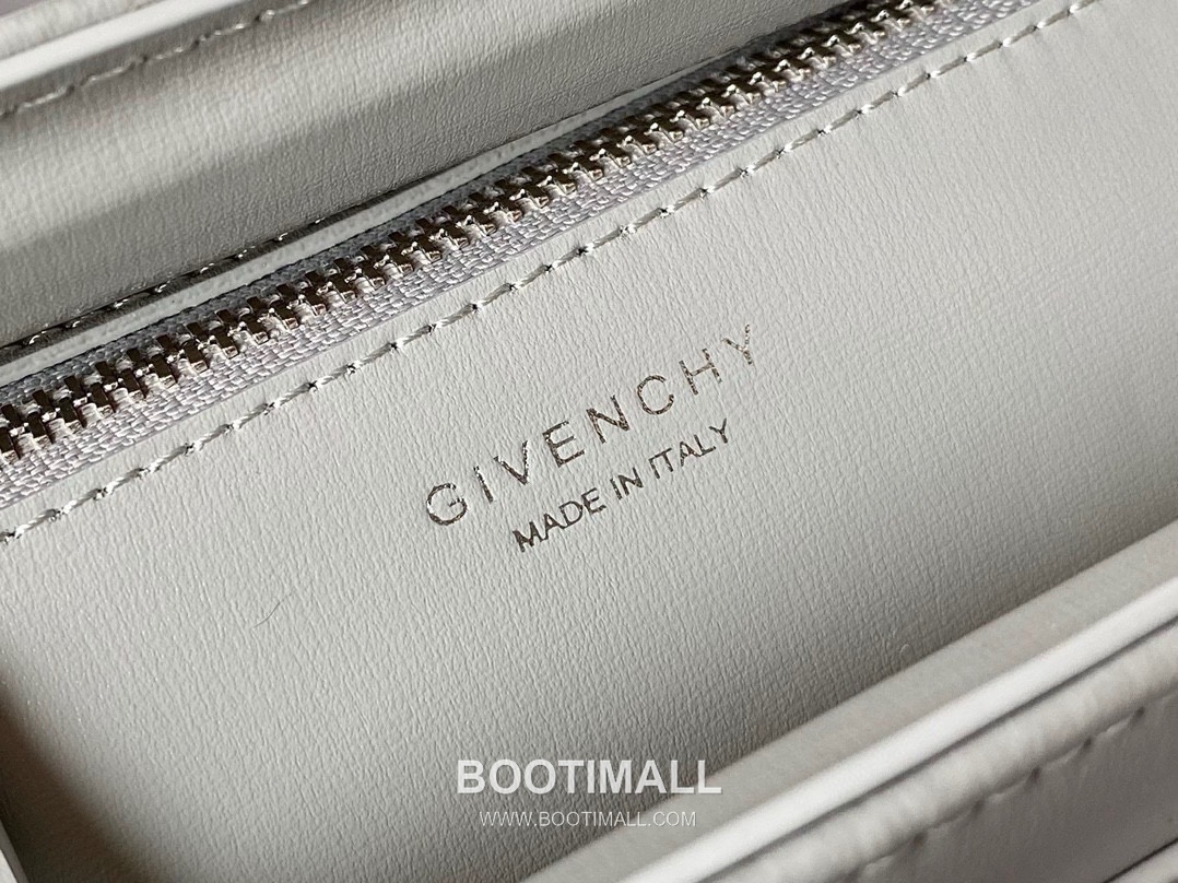 Givenchy Antigona Patent Calfskin Top Handle Bag with Padlock Detail and Magnetic Closure 지방시 안티고나 페이턴트 카프스킨 패드락 마그네틱 탑핸들백 199115 22cm 8