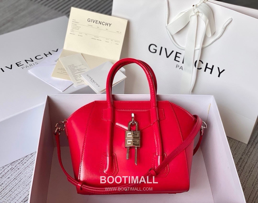 Givenchy Antigona Patent Calfskin Top Handle Bag with Padlock Detail and Magnetic Closure 지방시 안티고나 페이턴트 카프스킨 패드락 마그네틱 탑핸들백 199115 22cm 1