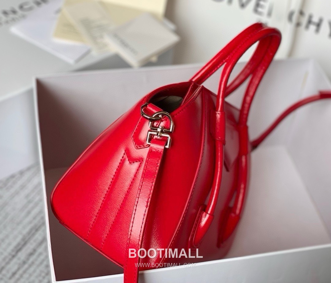 Givenchy Antigona Patent Calfskin Top Handle Bag with Padlock Detail and Magnetic Closure 지방시 안티고나 페이턴트 카프스킨 패드락 마그네틱 탑핸들백 199115 22cm 3