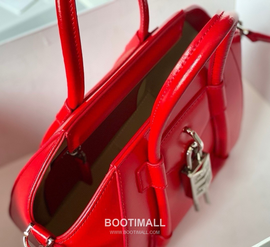 Givenchy Antigona Patent Calfskin Top Handle Bag with Padlock Detail and Magnetic Closure 지방시 안티고나 페이턴트 카프스킨 패드락 마그네틱 탑핸들백 199115 22cm 4