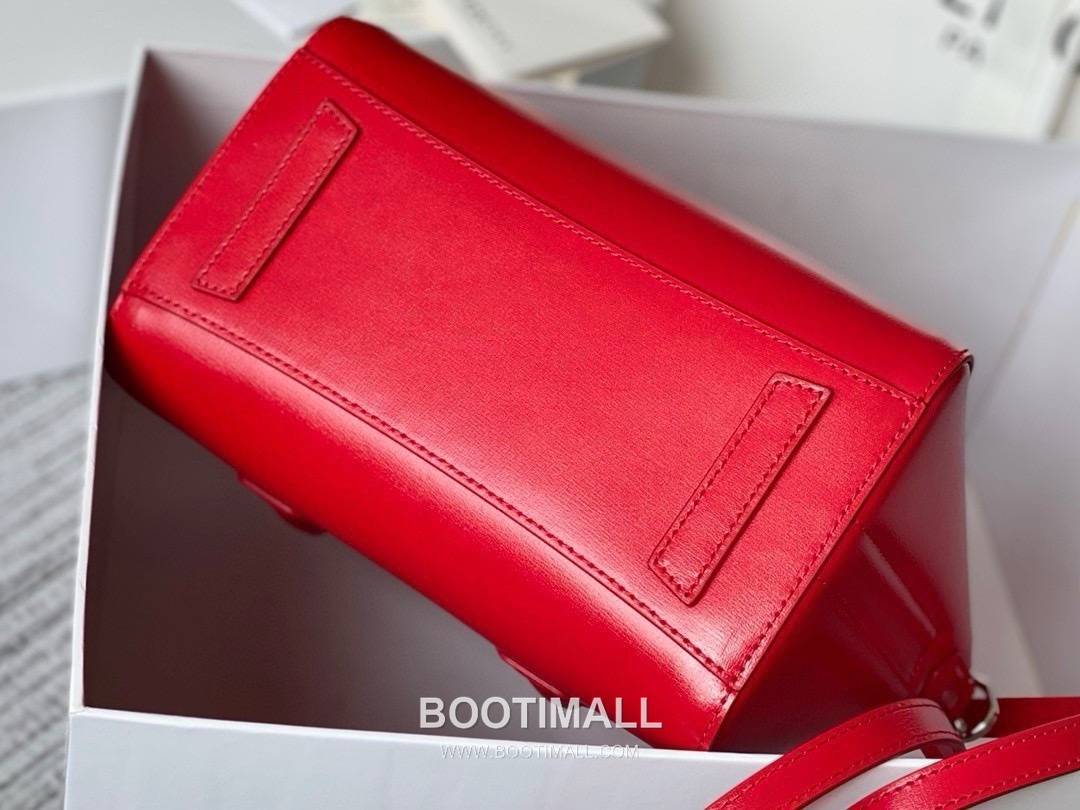 Givenchy Antigona Patent Calfskin Top Handle Bag with Padlock Detail and Magnetic Closure 지방시 안티고나 페이턴트 카프스킨 패드락 마그네틱 탑핸들백 199115 22cm 5