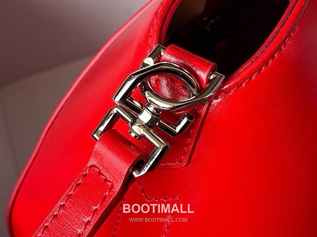 Givenchy Antigona Patent Calfskin Top Handle Bag with Padlock Detail and Magnetic Closure 지방시 안티고나 페이턴트 카프스킨 패드락 마그네틱 탑핸들백 199115 22cm 6