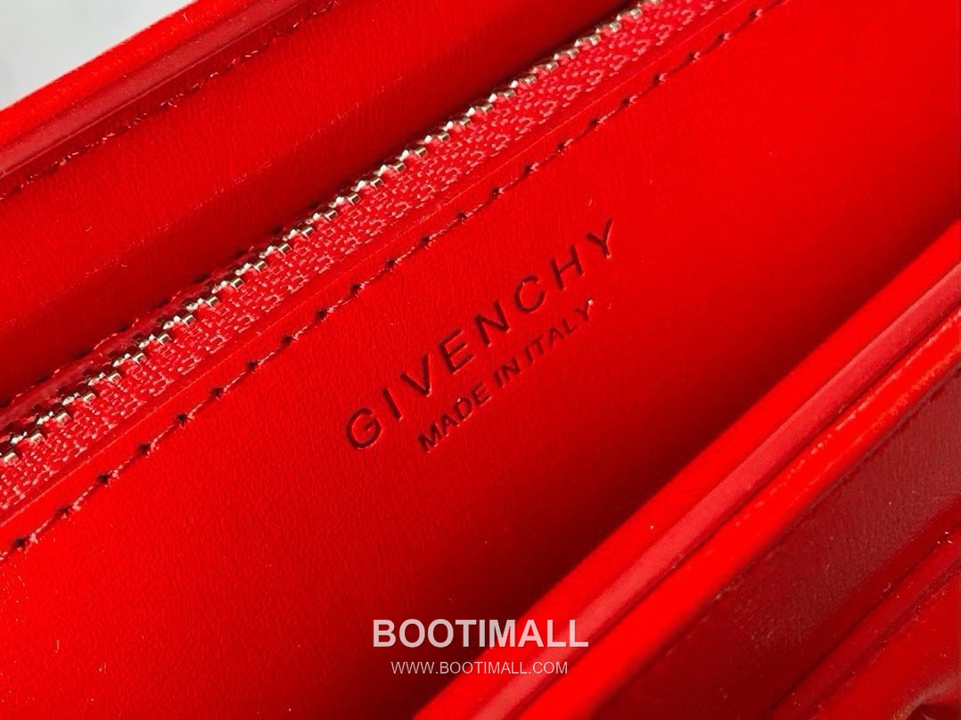 Givenchy Antigona Patent Calfskin Top Handle Bag with Padlock Detail and Magnetic Closure 지방시 안티고나 페이턴트 카프스킨 패드락 마그네틱 탑핸들백 199115 22cm 7