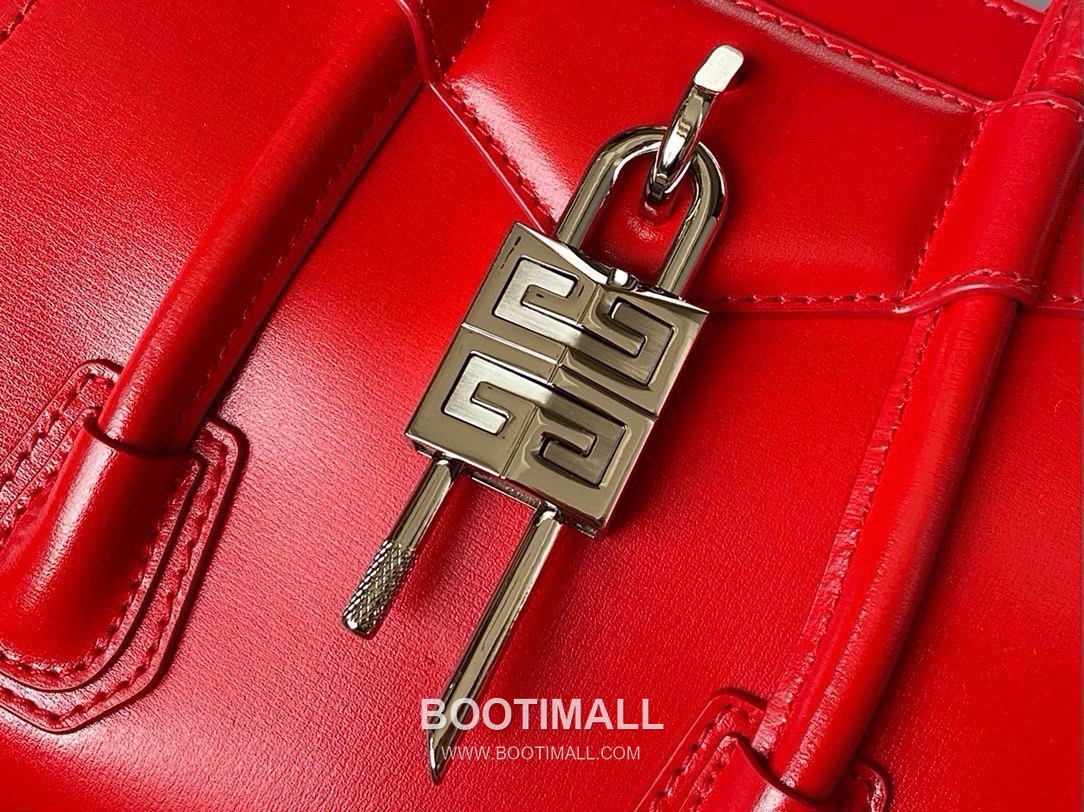 Givenchy Antigona Patent Calfskin Top Handle Bag with Padlock Detail and Magnetic Closure 지방시 안티고나 페이턴트 카프스킨 패드락 마그네틱 탑핸들백 199115 22cm 8