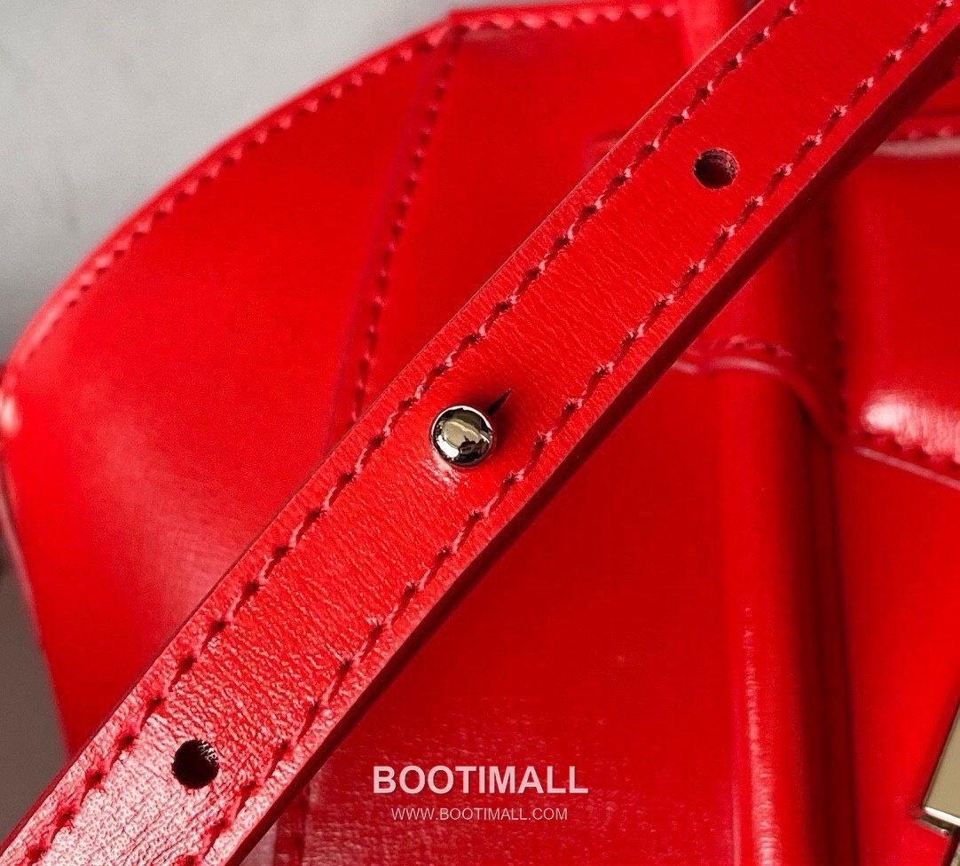 Givenchy Antigona Patent Calfskin Top Handle Bag with Padlock Detail and Magnetic Closure 지방시 안티고나 페이턴트 카프스킨 패드락 마그네틱 탑핸들백 199115 22cm 9