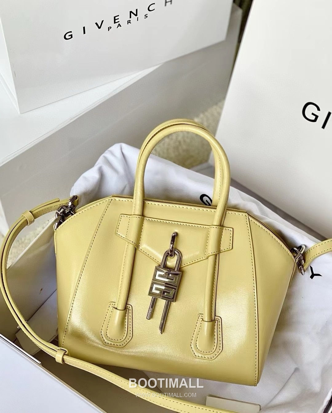 Givenchy Antigona Patent Calfskin Top Handle Bag with Padlock Detail and Magnetic Closure 지방시 안티고나 페이턴트 카프스킨 패드락 마그네틱 탑핸들백 199115 22cm 1