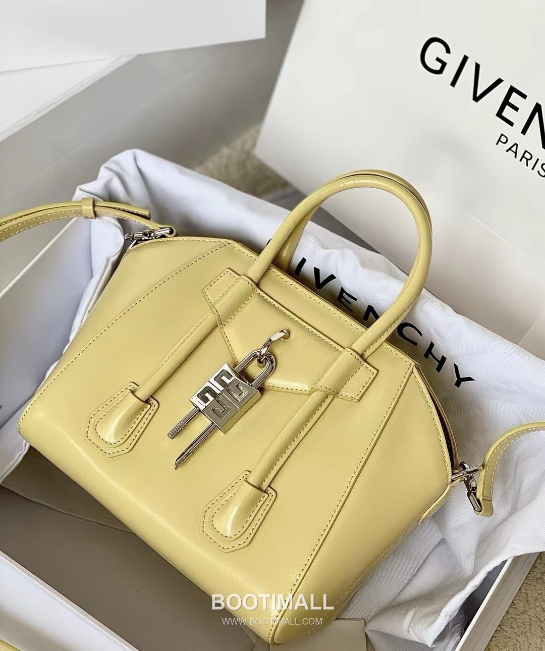 Givenchy Antigona Patent Calfskin Top Handle Bag with Padlock Detail and Magnetic Closure 지방시 안티고나 페이턴트 카프스킨 패드락 마그네틱 탑핸들백 199115 22cm 2
